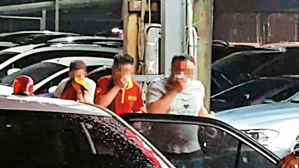 協商過程中，林嫌等人為展現誠意，陸續釋放車行員工，重獲自由的員工神情相當驚恐。（翻攝畫面）
