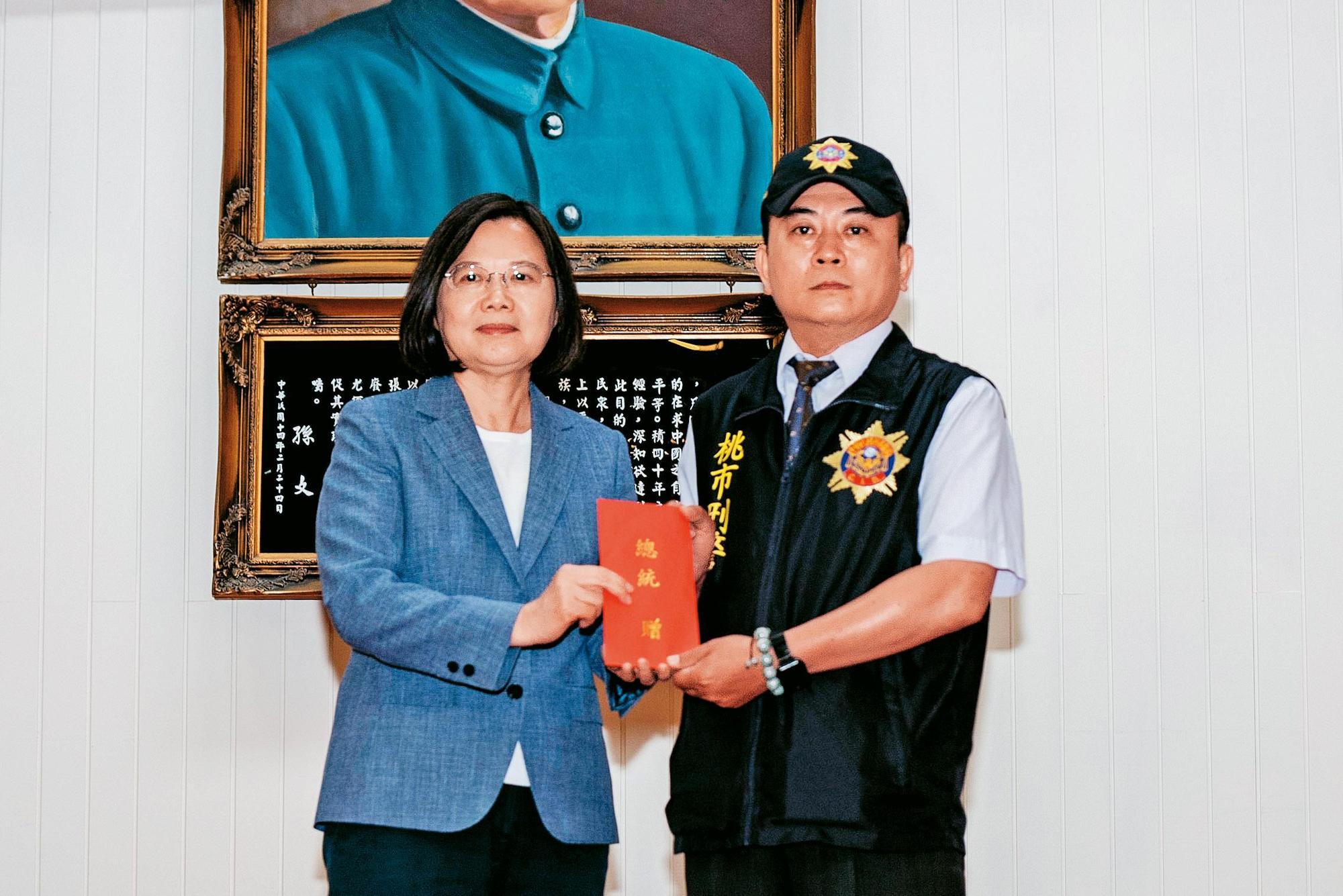 小隊長王強生英勇進入車行，安撫歹徒情緒，另一名小隊長洪俊德則接手後續聯繫協調任務，是讓此次挾持案平安落幕的功臣。（警方提供）