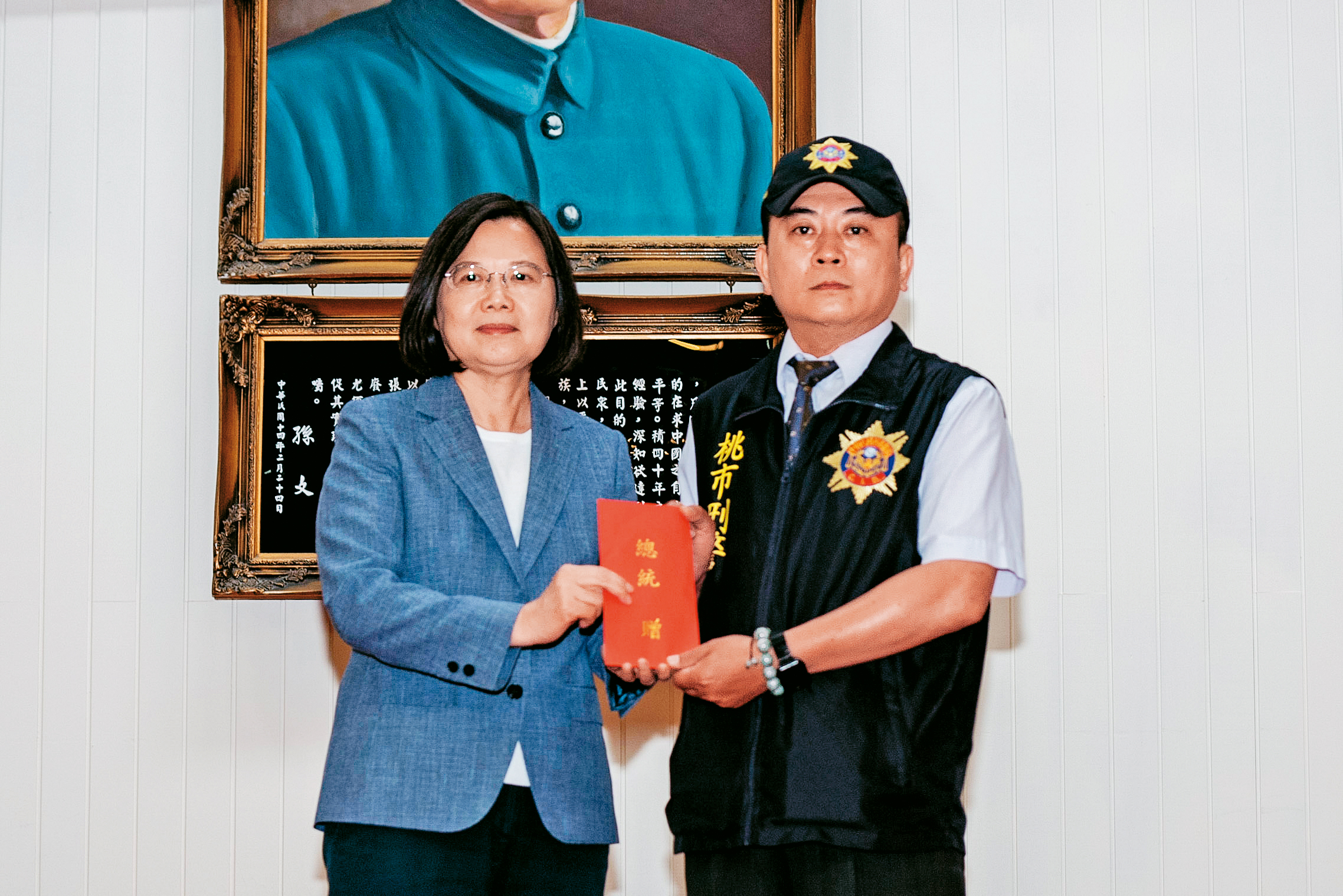 小隊長王強生英勇進入車行，安撫歹徒情緒，另一名小隊長洪俊德則接手後續聯繫協調任務，是讓此次挾持案平安落幕的功臣。（警方提供）