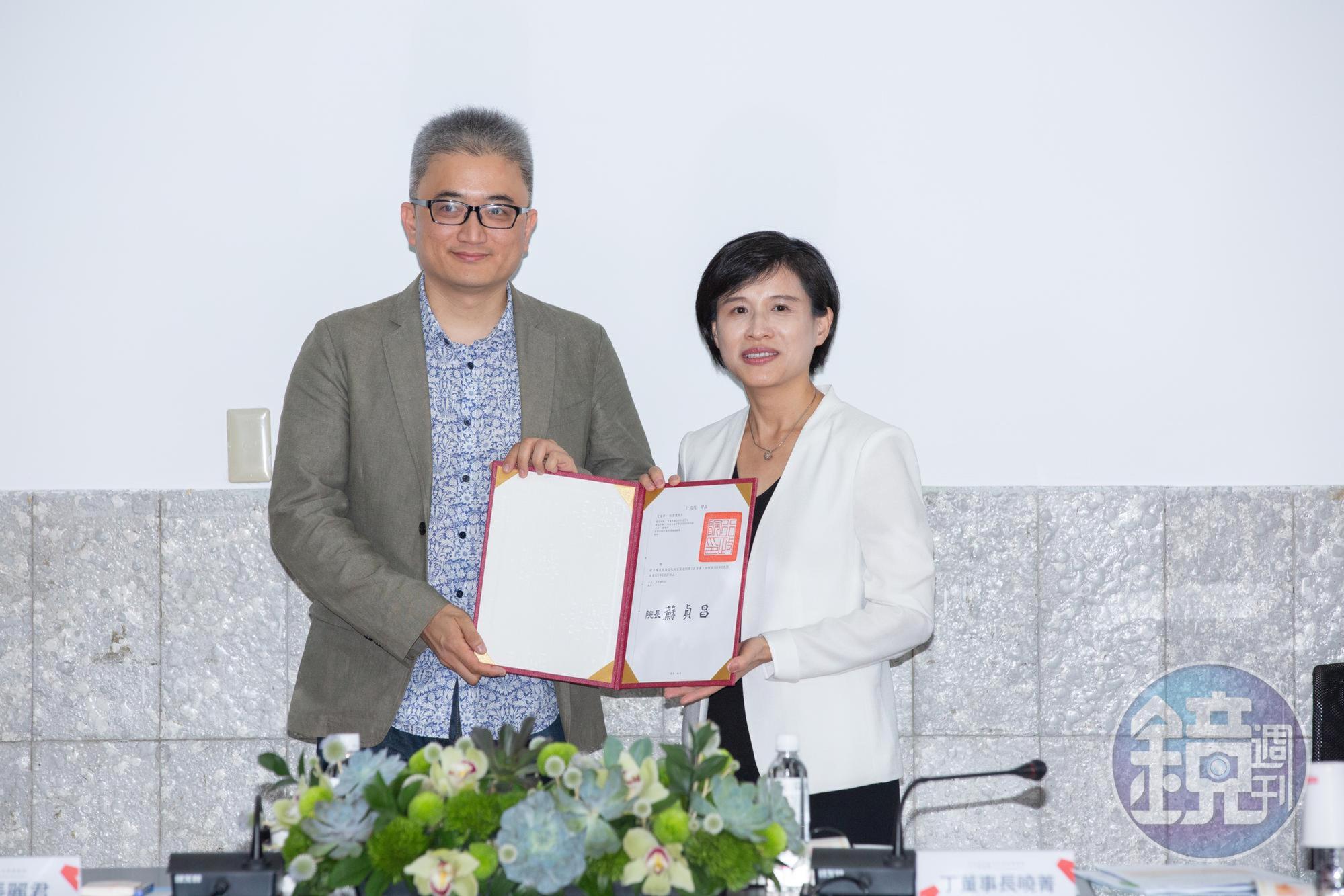 台灣AI實驗室創始人，也是創辦PTT、人稱「PPT大神」的杜奕瑾（左），也是文策院第1屆董事。