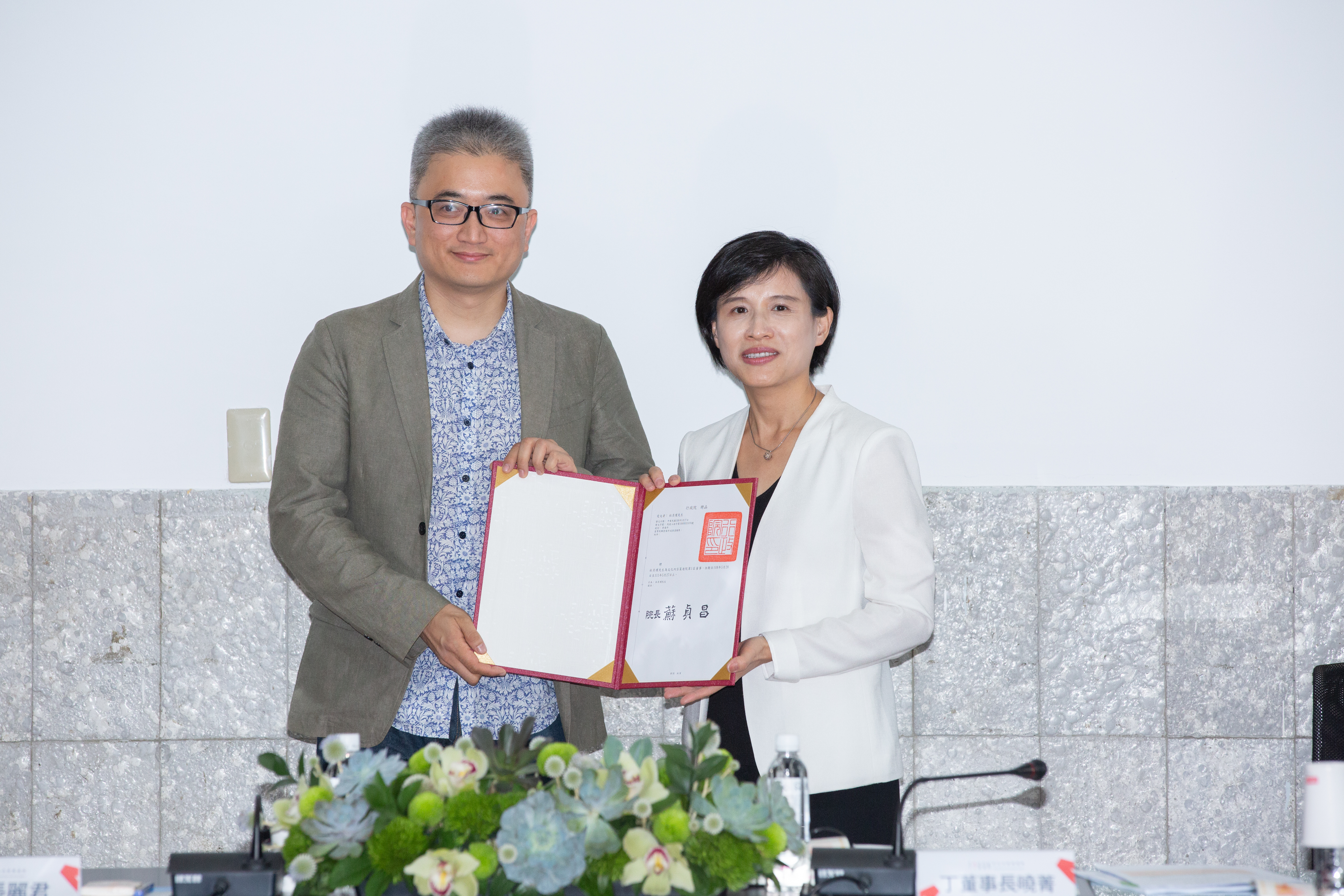台灣AI實驗室創始人，也是創辦PTT、人稱「PPT大神」的杜奕瑾（左），也是文策院第1屆董事。