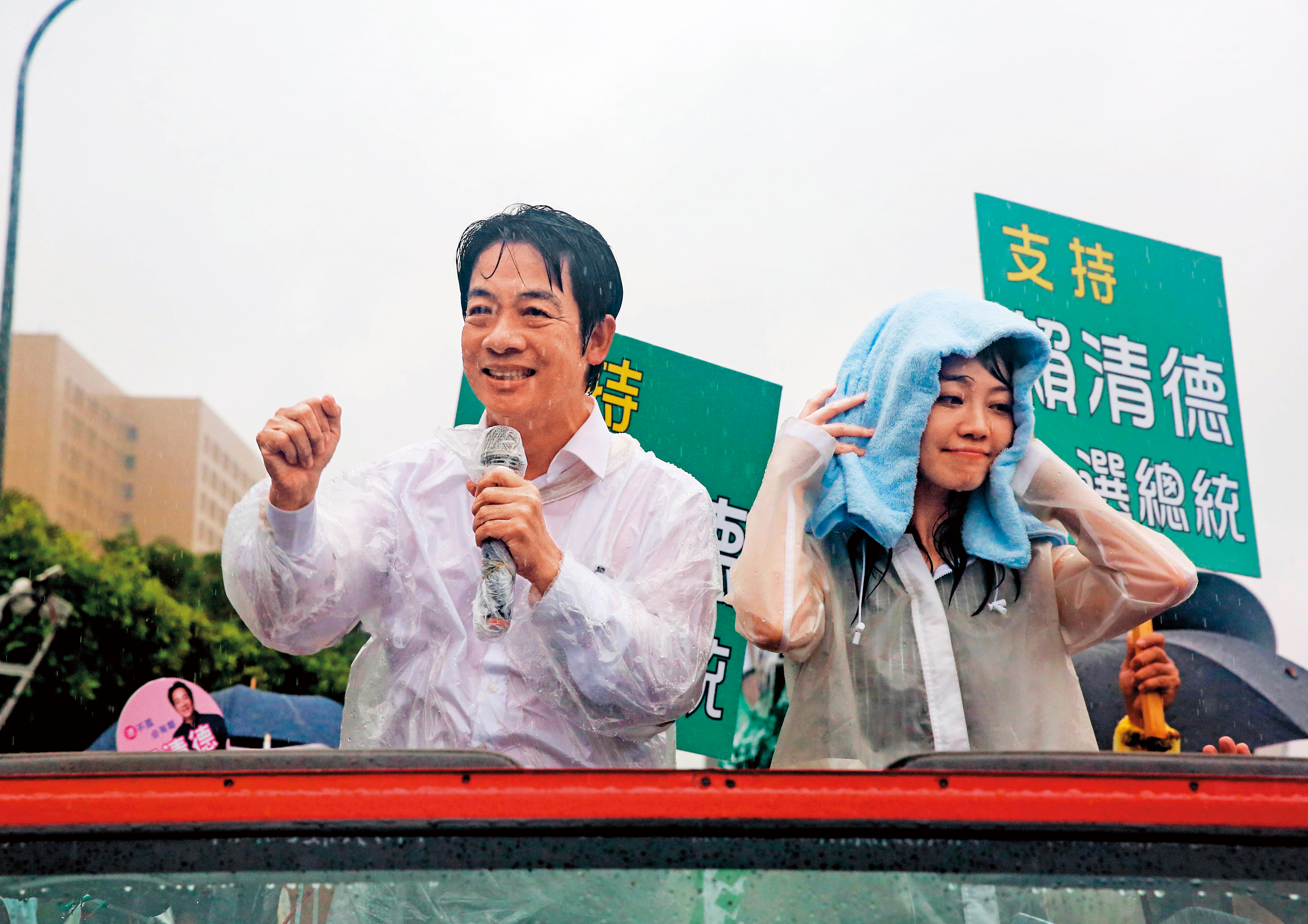 賴清德（左）初選後打算休息一段時間，未來在大選擔任何種角色仍待觀察。圖為賴與台北市議員高嘉瑜（右）11日冒雨車隊掃街。