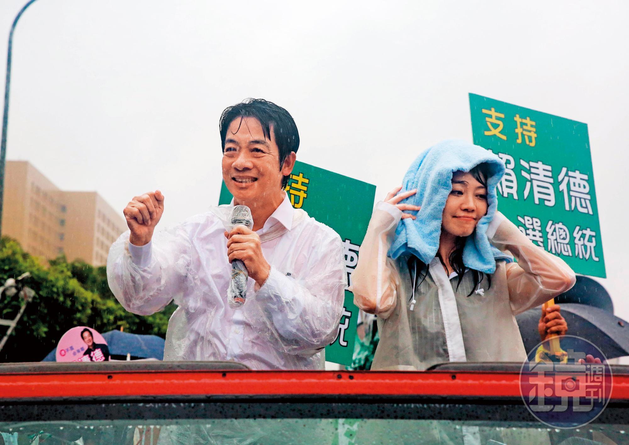 賴清德(左)初選後打算休息一段時間,未來在大選擔任何種角色仍待觀察。圖為賴與台北市議員高嘉瑜(右)11日冒雨車隊掃街。