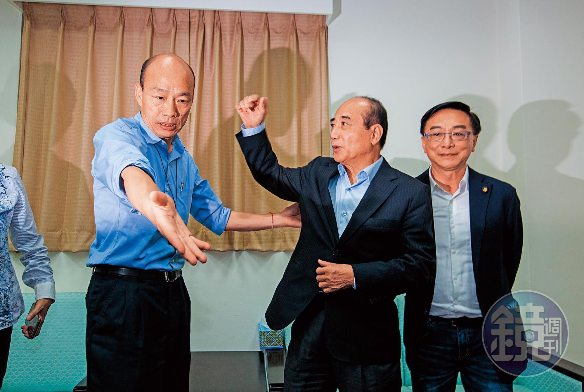高雄市長韓國瑜(左)在綠營初選民調中落後蔡英文、賴清德,圖為韓17日拜會前立法院長王金平(右)。