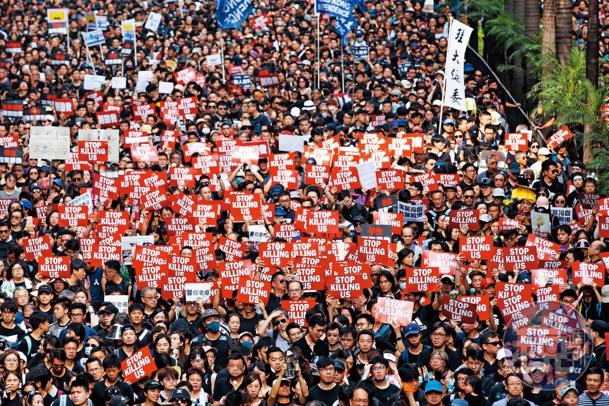 香港民陣宣布，16日遊行有近200萬加1人上街，這1人代表前一天墜樓身亡的35歲梁姓男子。