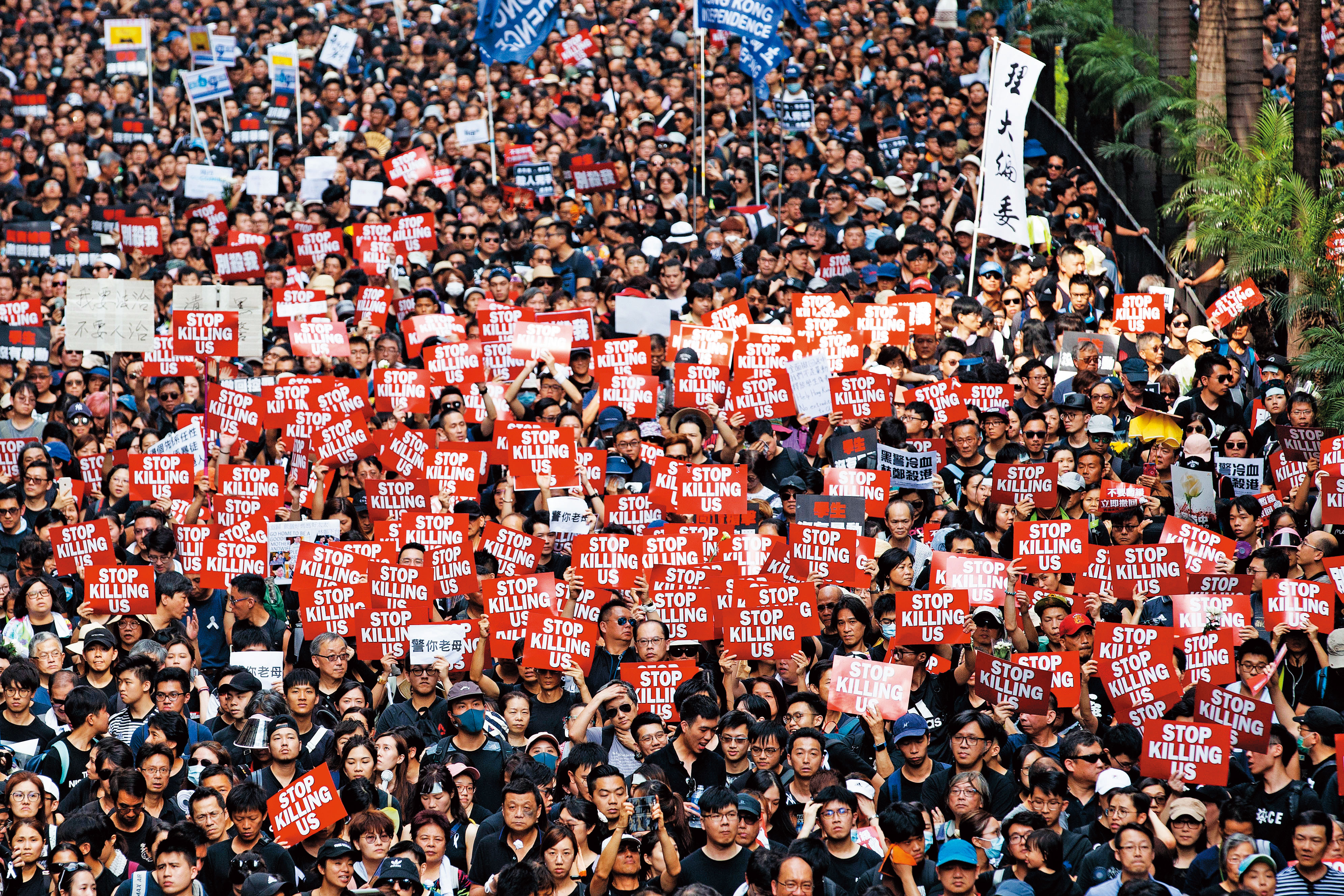香港民陣宣布,16日遊行有近200萬加1人上街,這1人代表前一天墜樓身亡的35歲梁姓男子。