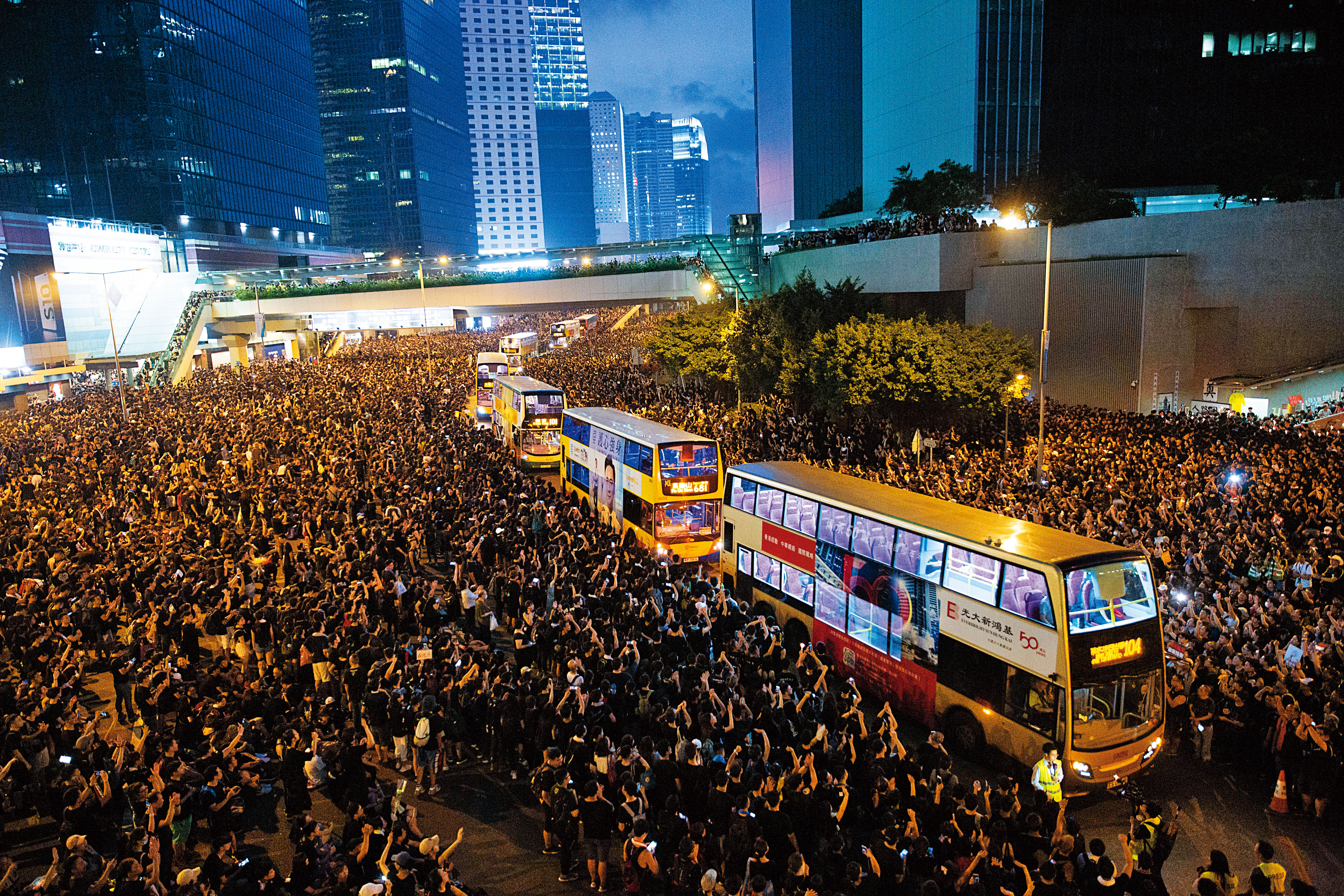 16日晚上，遊行人潮占領了立法會前的夏愨道，人群自律讓路使巴士順利通過。