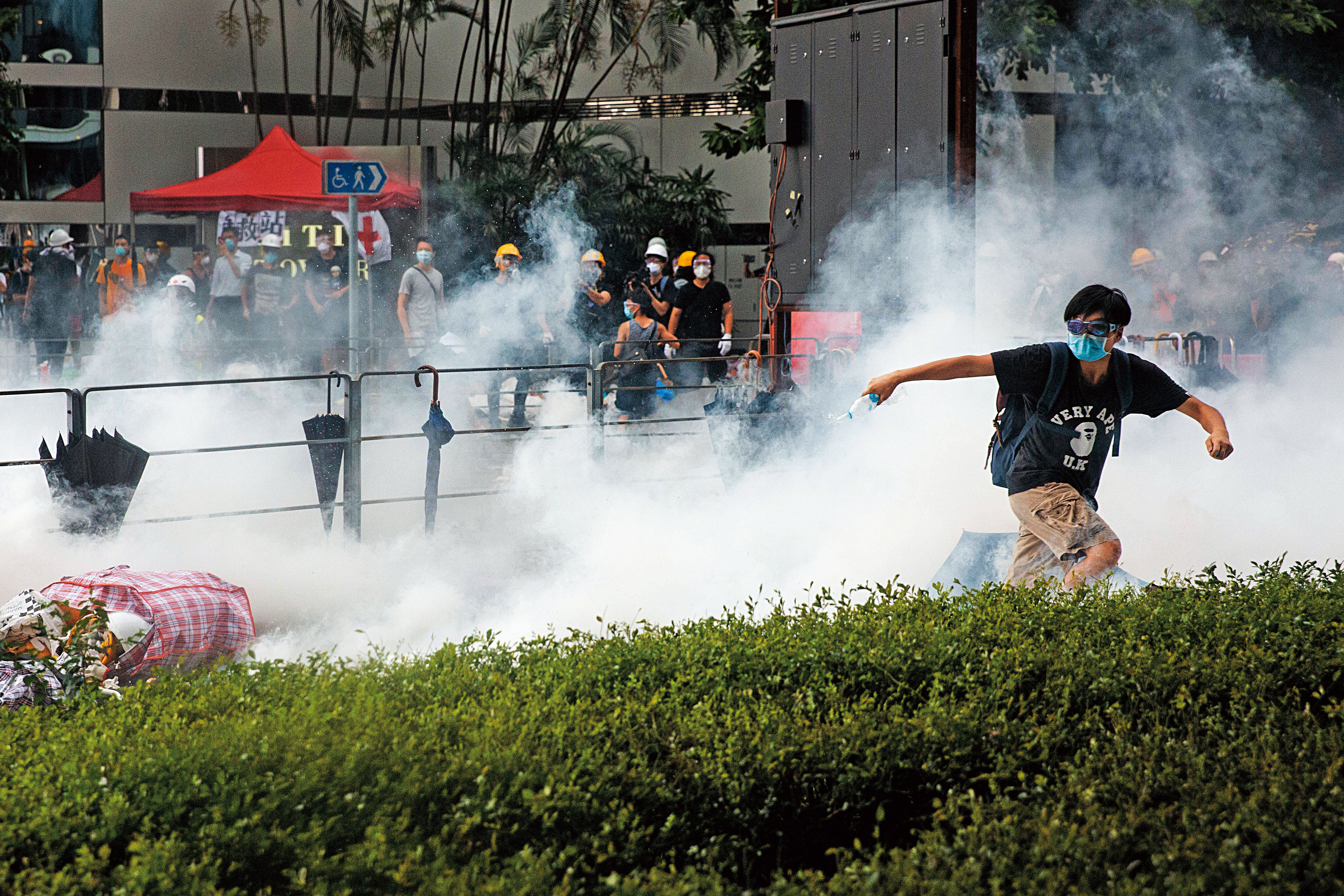 警察朝民眾發射催淚彈，民眾快速向夏慤道撤離。