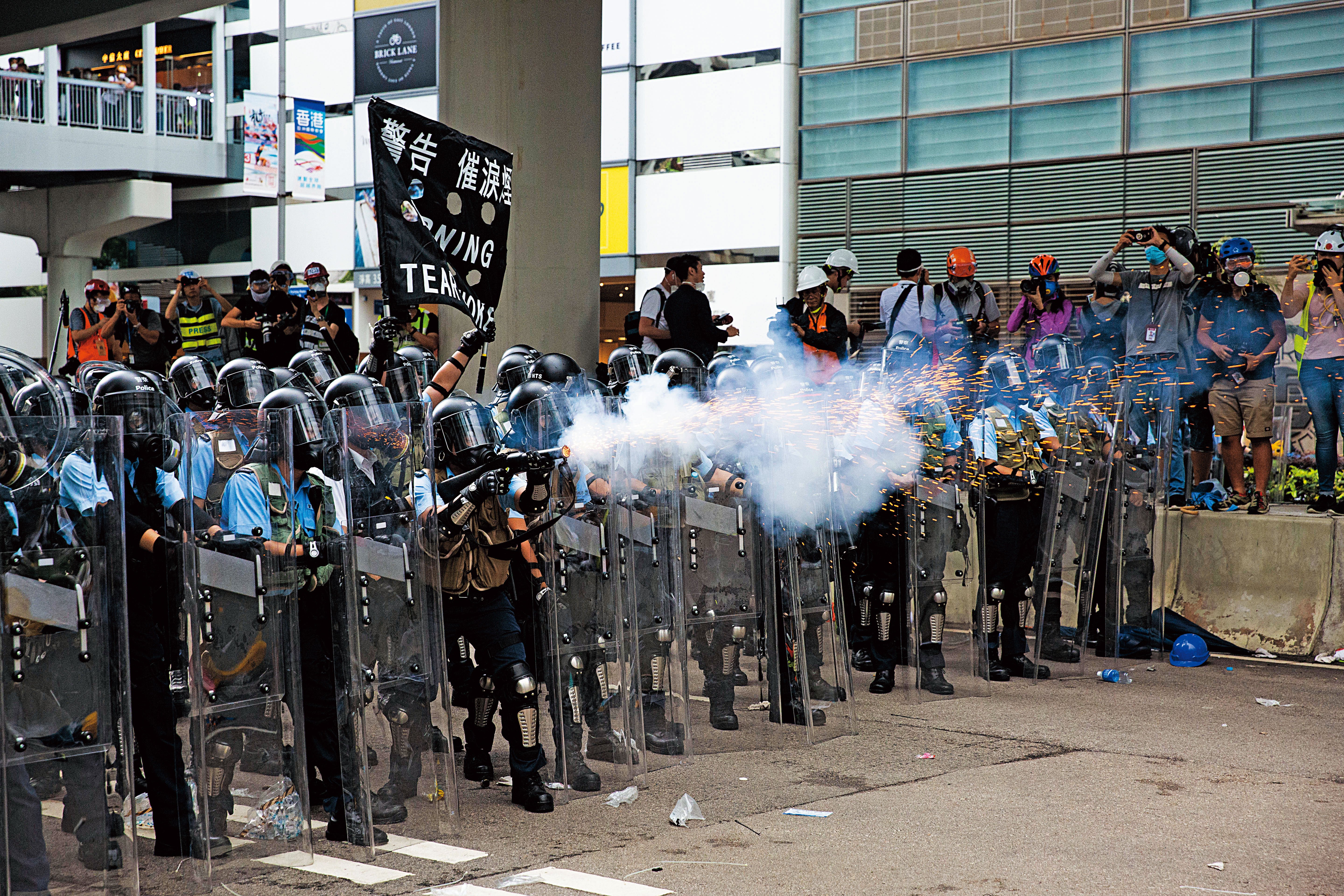 警方在6月12日動用了約150枚催淚彈、20枚布袋彈，還有橡膠子彈，導致72人受傷，其中2人重傷。