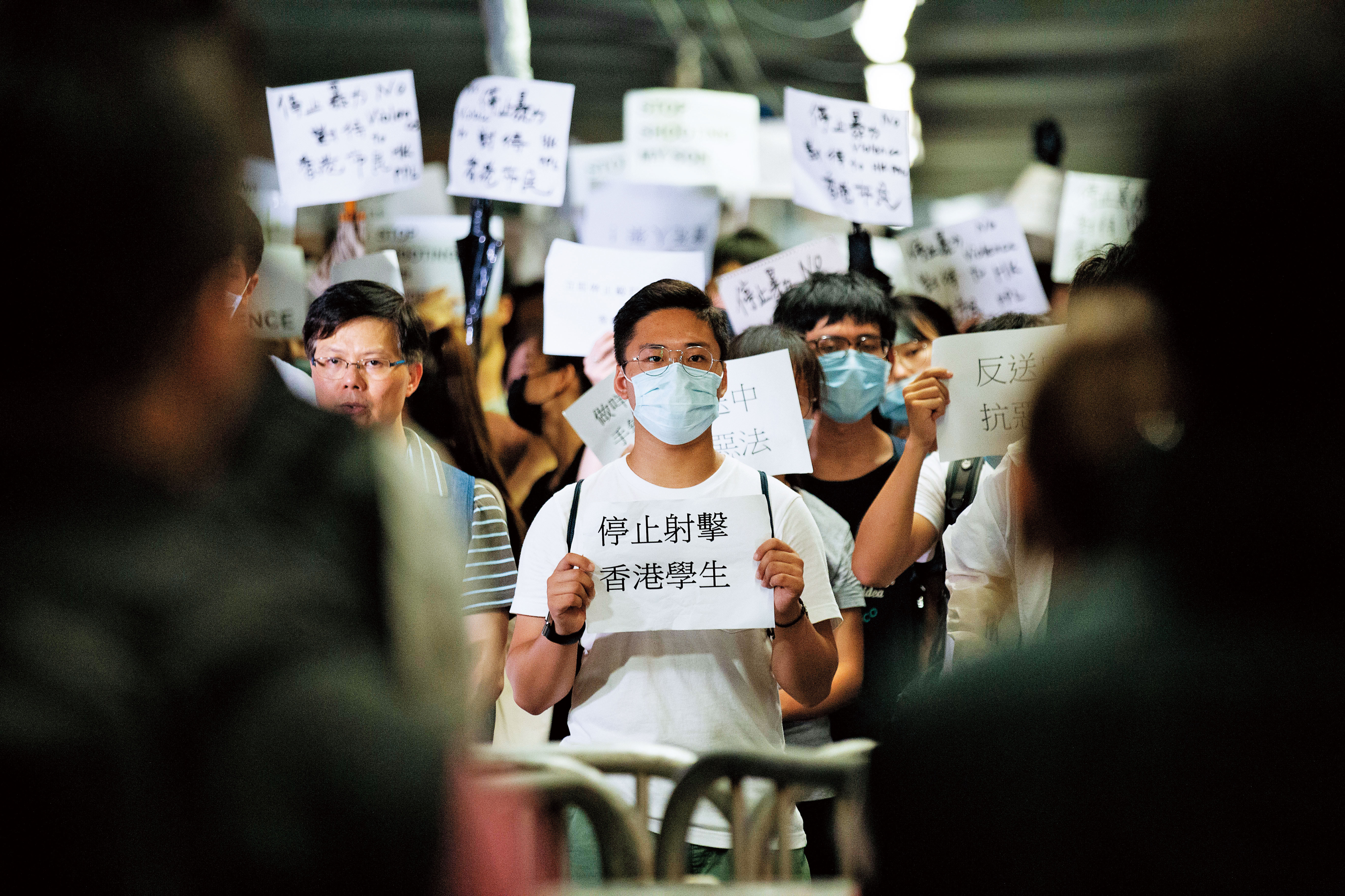 6月12日早上，學生與市民在中信橋上持標語呼籲警方停止暴力