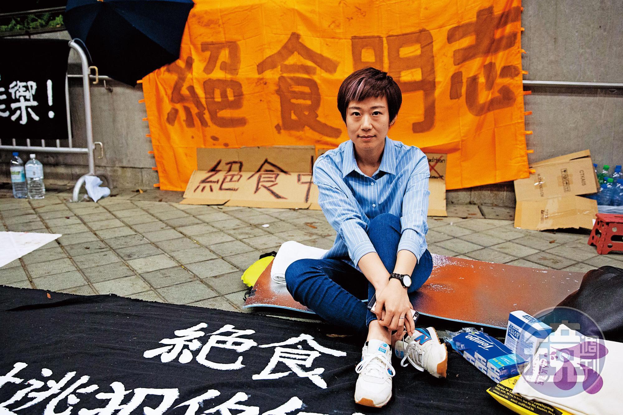 教育大學社會系講師黎明串聯藝文界發起絕食運動，她原本預計絕食103小時，象徵6月9日上街的人數，但在88小時後身體不適送醫。