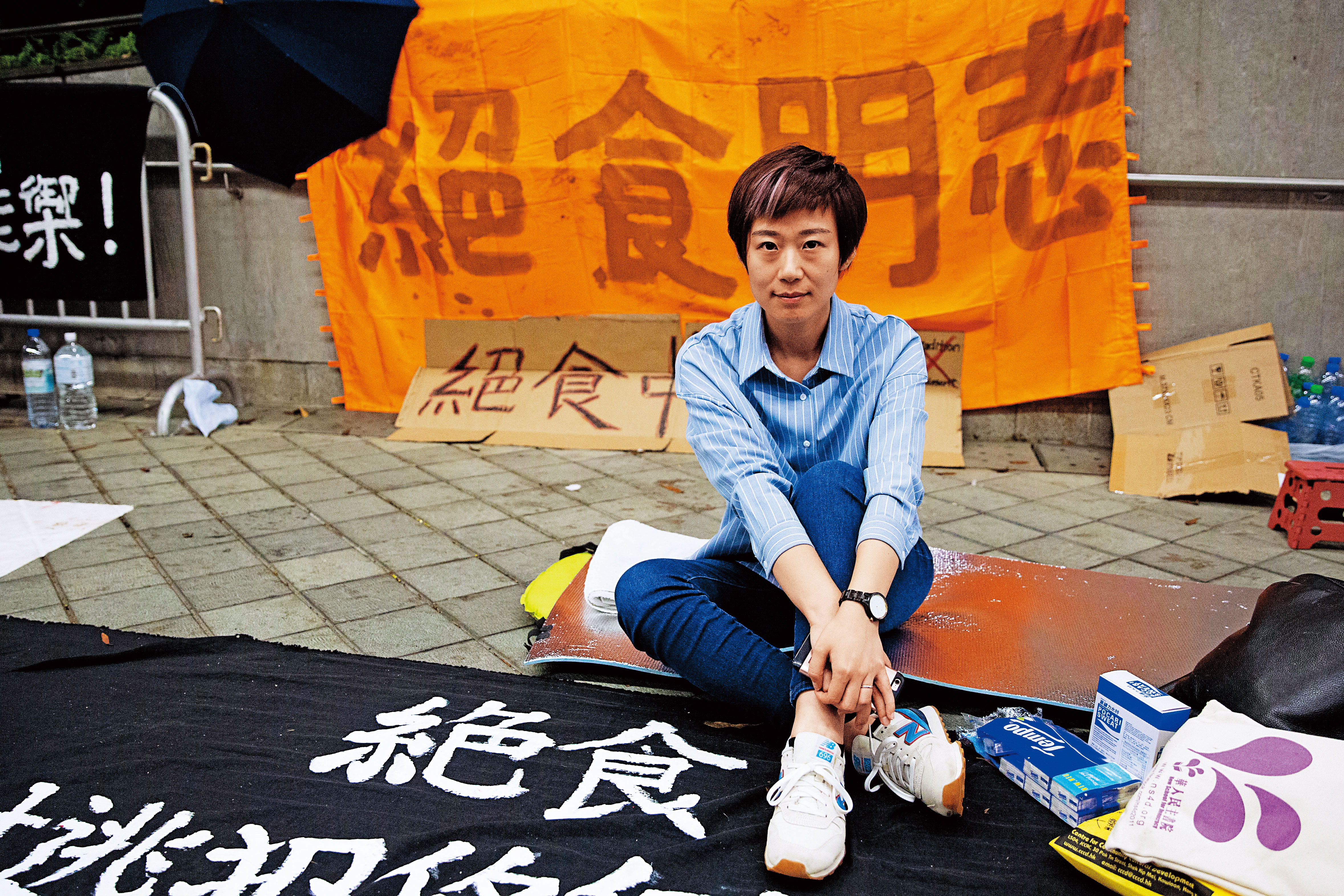 教育大學社會系講師黎明串聯藝文界發起絕食運動，她原本預計絕食103小時，象徵6月9日上街的人數，但在88小時時身體不適送醫。