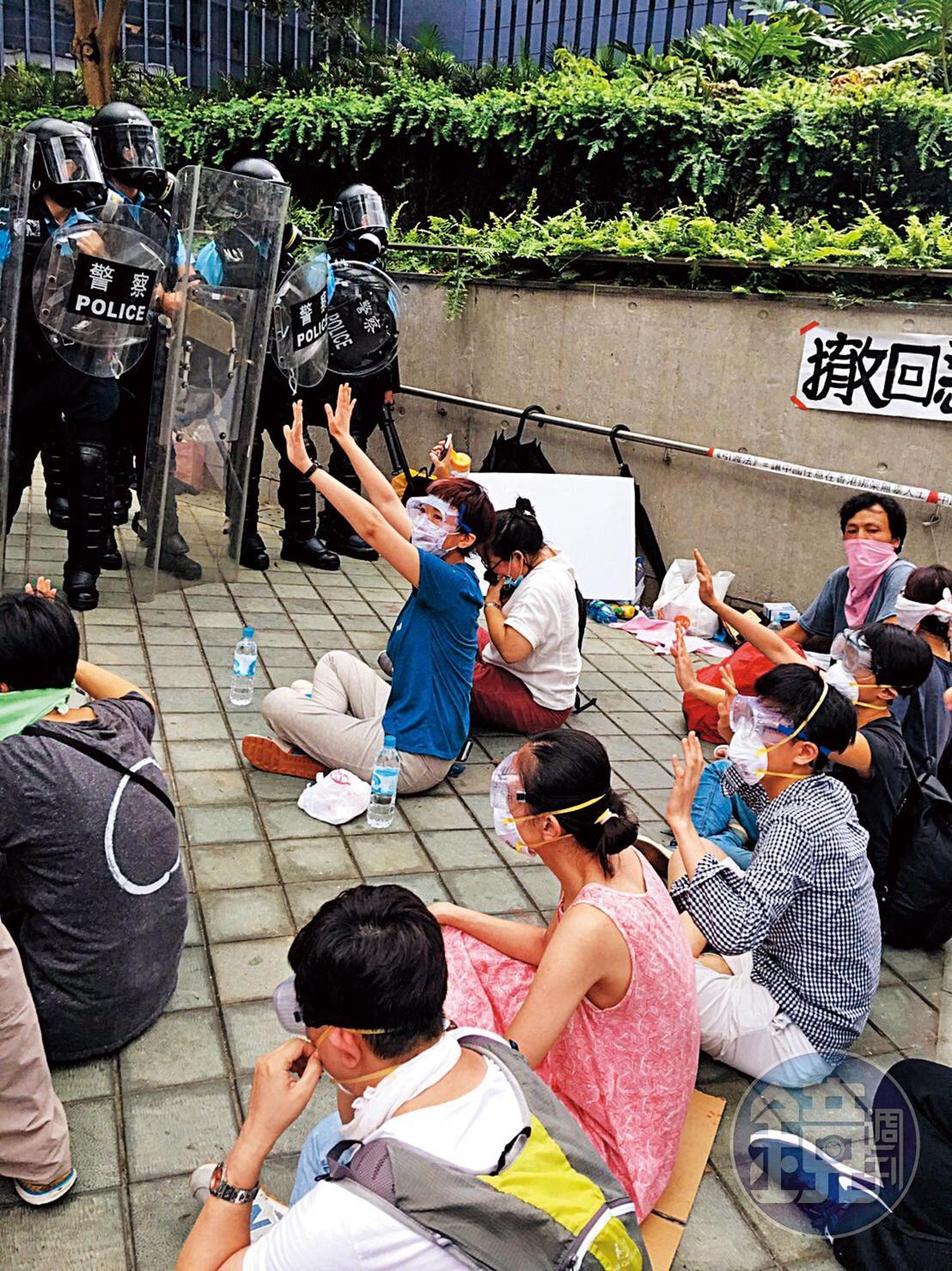 12日當天下午絕食者與警察對峙。（曾芷筠攝）