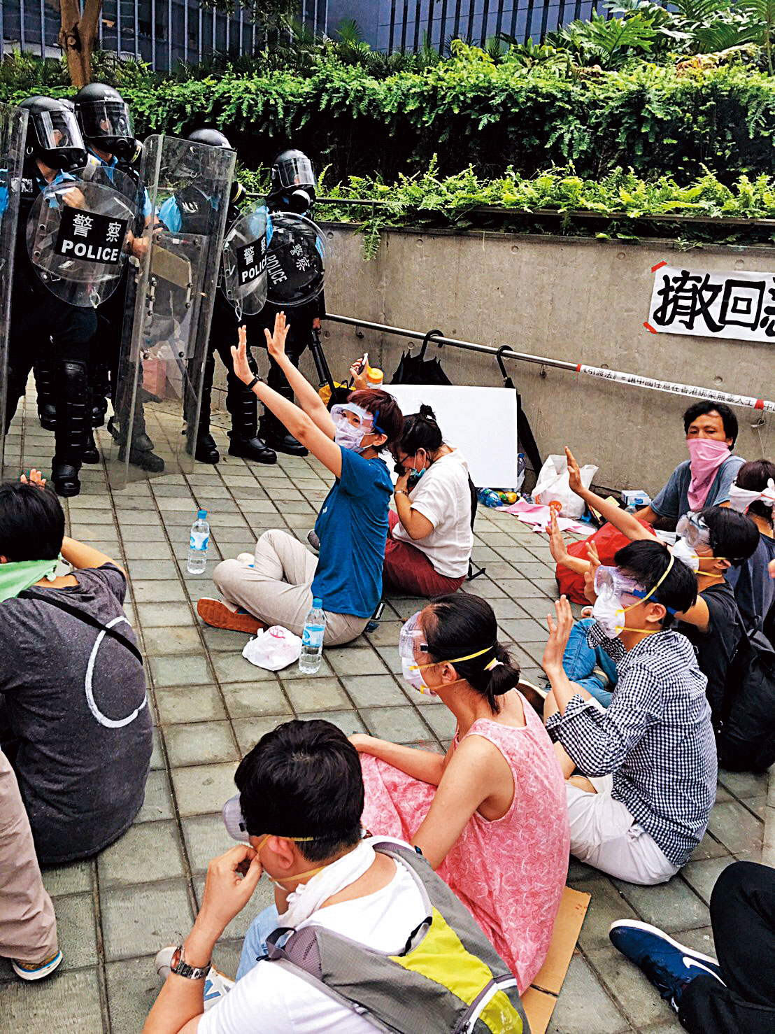 12日當天下午絕食者與警察對峙。（曾芷筠攝）