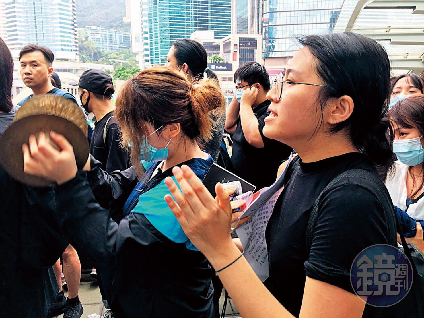 Jola（右）是大學生，她的夥伴自發性拿出鈸敲擊，並帶喊口號。（曾芷筠攝）