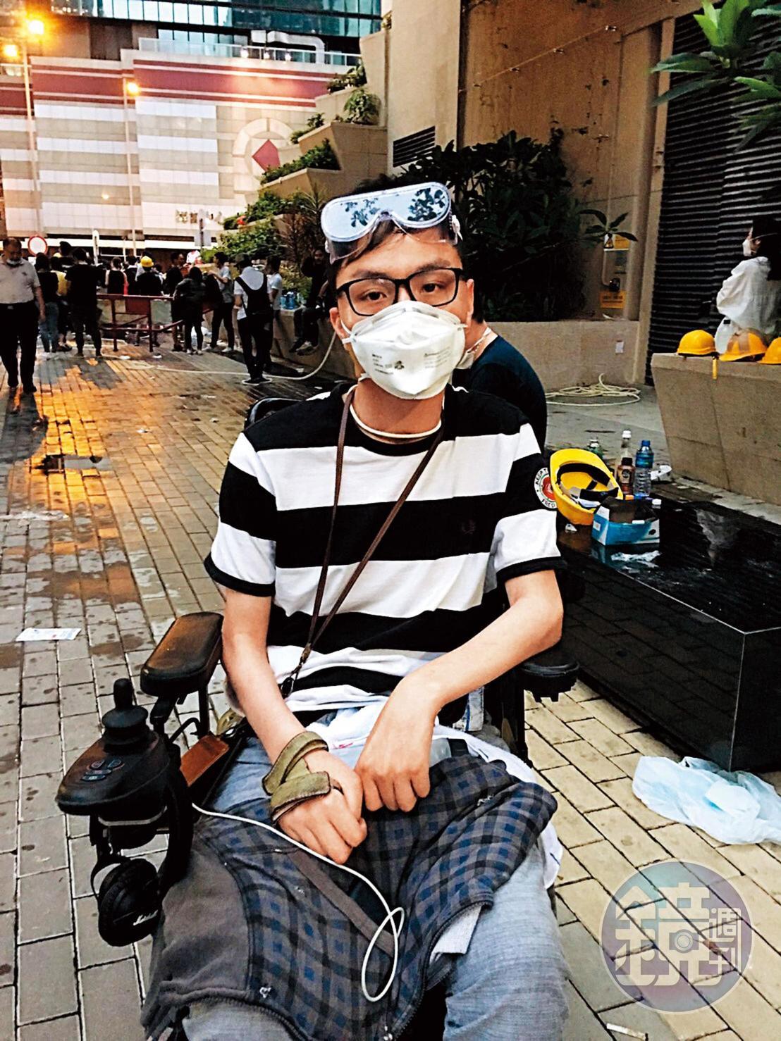 劉小明胸部以下癱瘓，仍堅持在群眾後方支持運動。（曾芷筠攝）