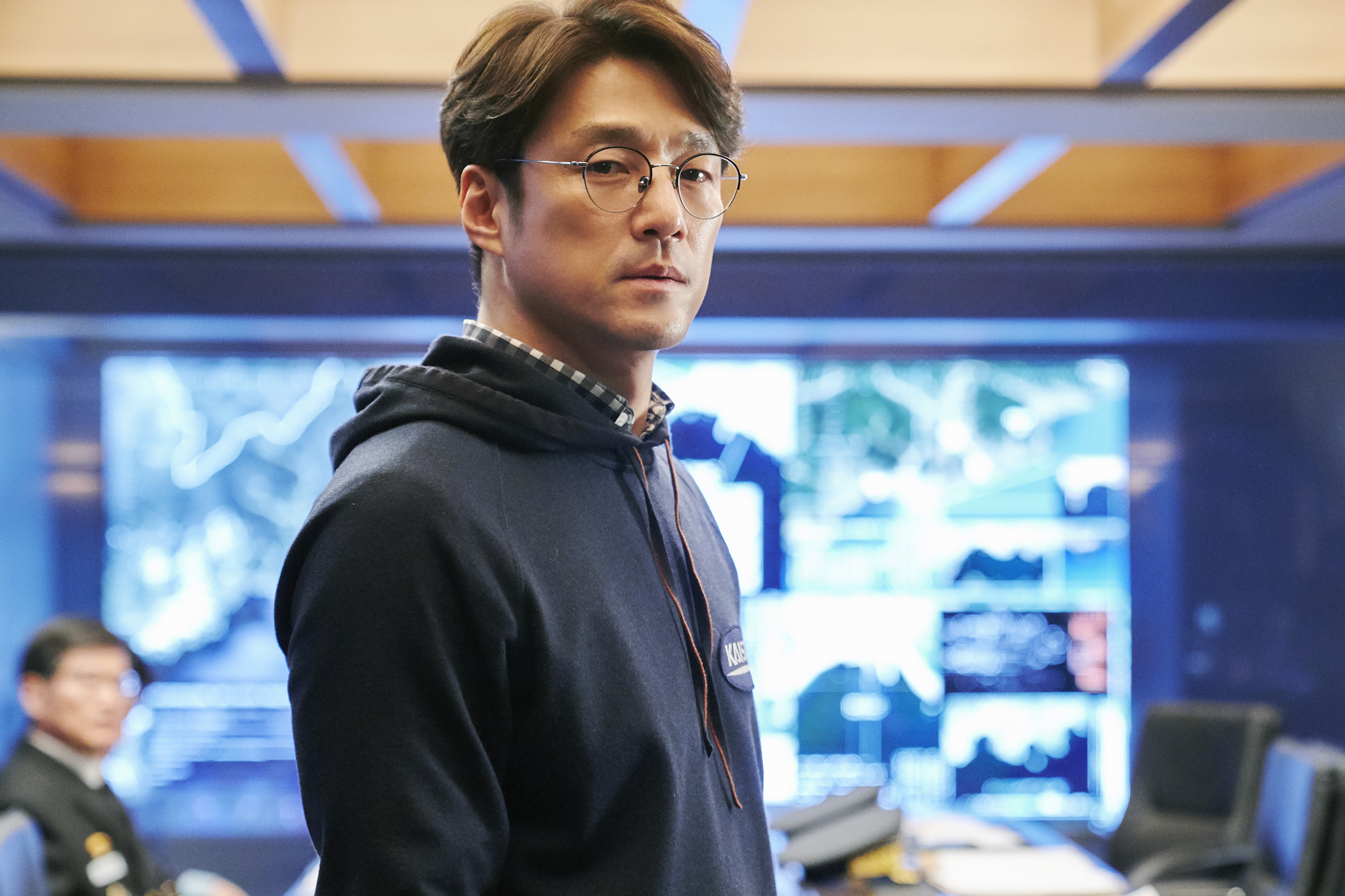 池珍熙飾演環境局長朴武振，因為總統與內閣在國會演說時，遭到恐怖攻擊陣亡，臨危受命當上韓國總統。（Netflix提供）