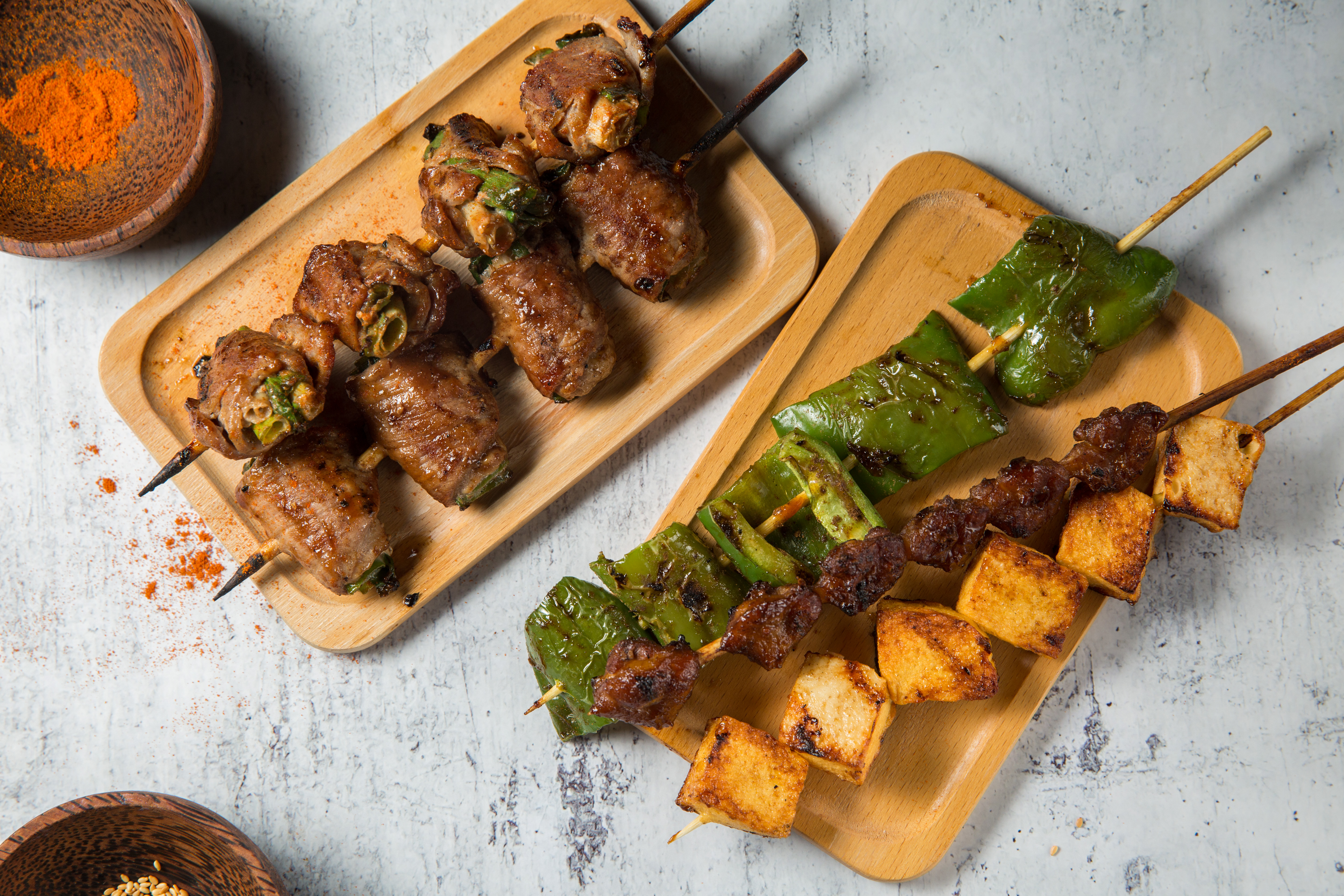 「中和廟口烤肉攤」的串烤，有老中和人對「枋寮夜市」的回憶。