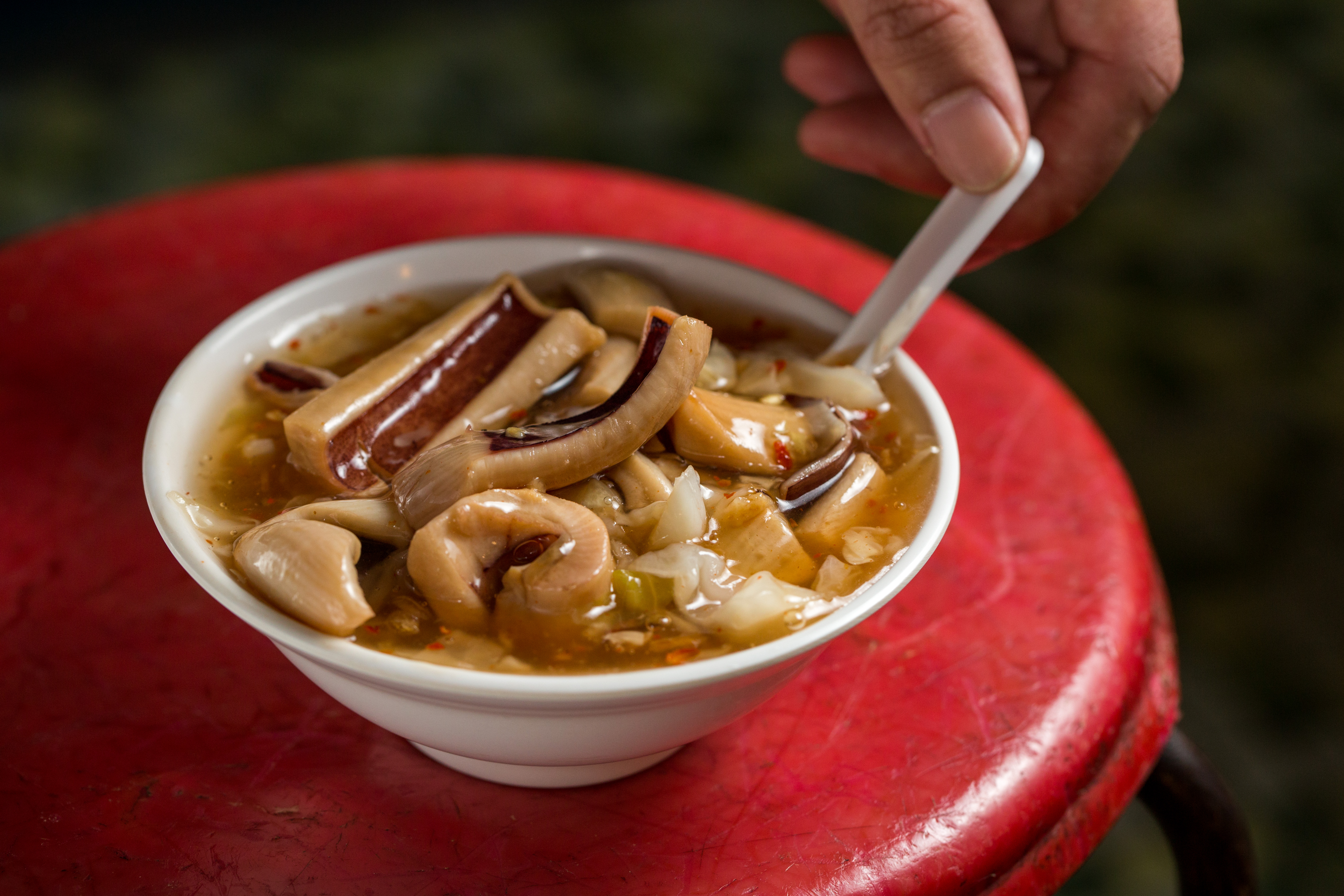 板橋慈惠宮前的「黃石市場」裡有許多俗擱大碗的小吃美食。