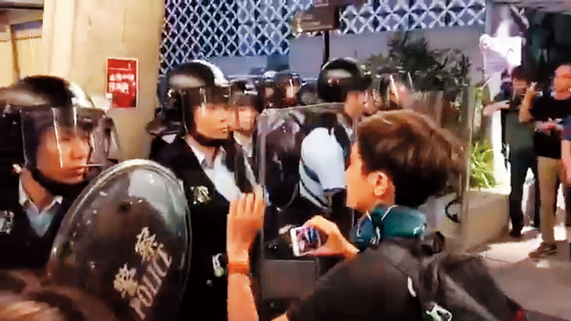 何韻詩12日下午肉身擋鎮暴警察的影片上傳，令人動容。（翻攝HOCC臉書）