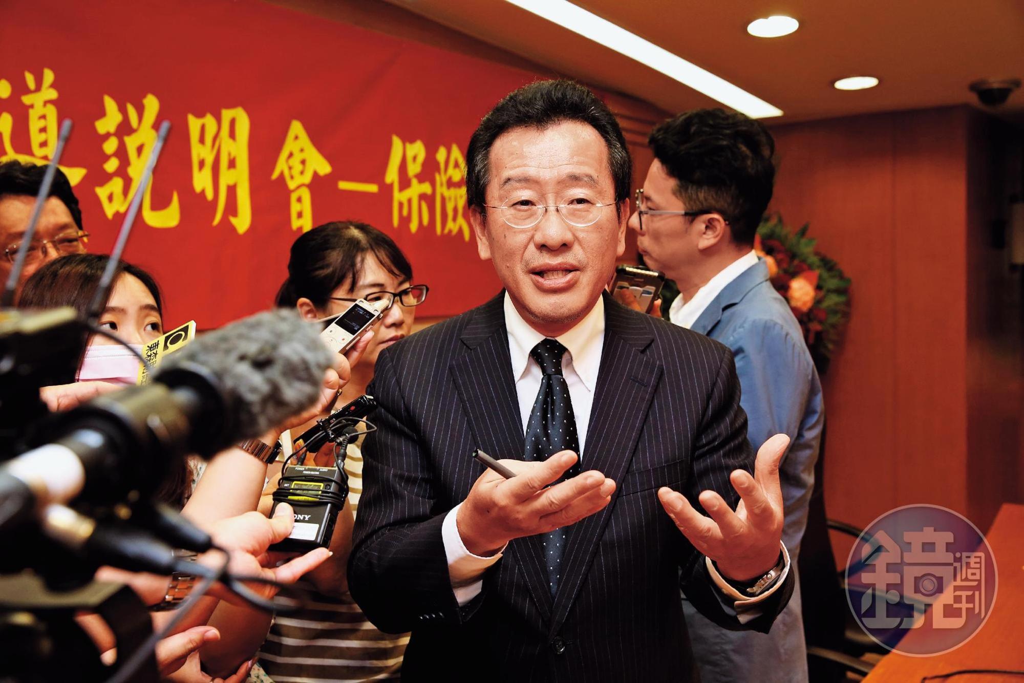 金管會主委顧立雄防範未然,要求壽險業不能賣虧損保單和增資。