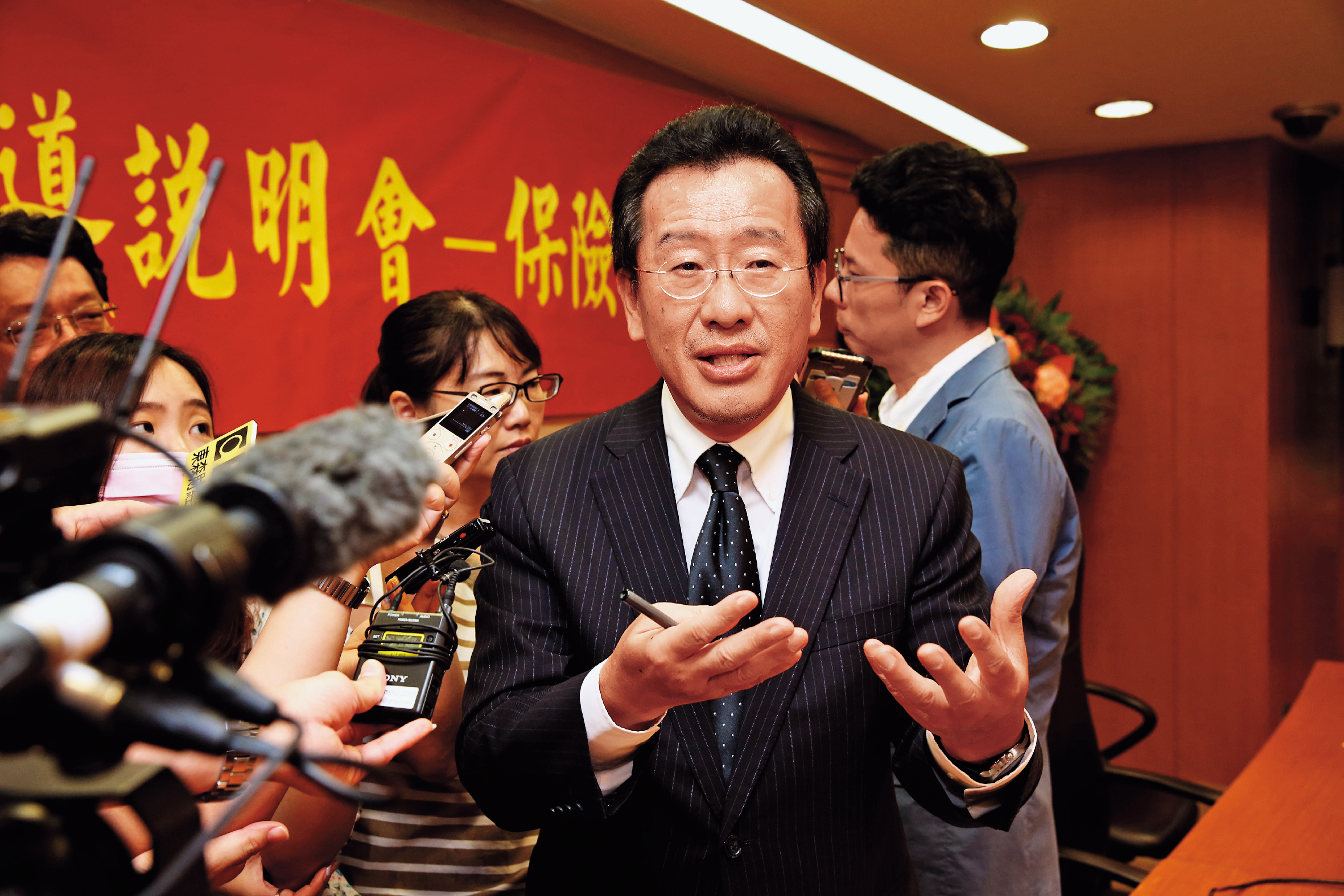 金管會主委顧立雄防範未然，要求壽險業不能賣虧損保單和增資。