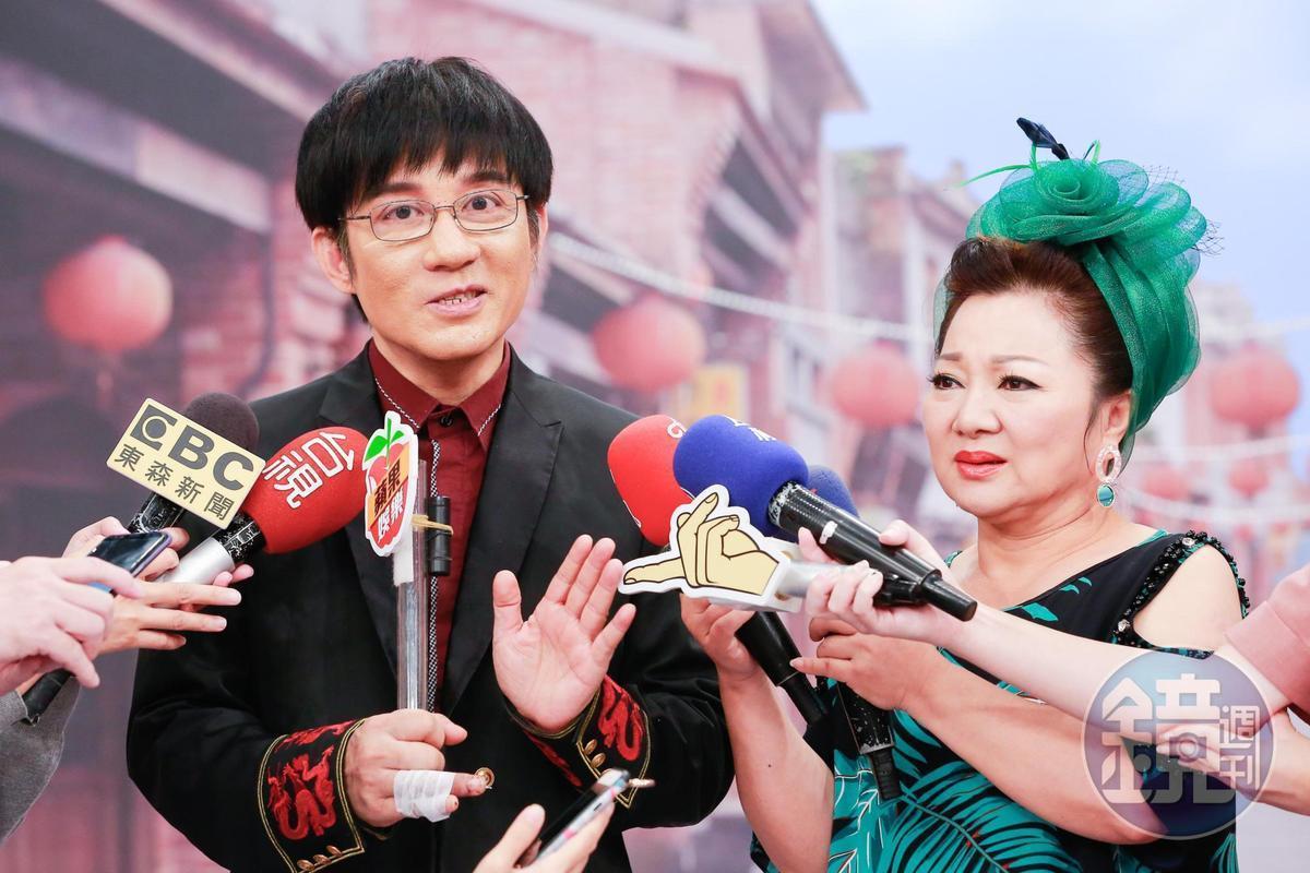 喪志的江明學在租屋處上吊自殺,並且房租已經欠繳多時。右為曾邀他上節目,卻對他失望的白冰冰。(本刊資料照)