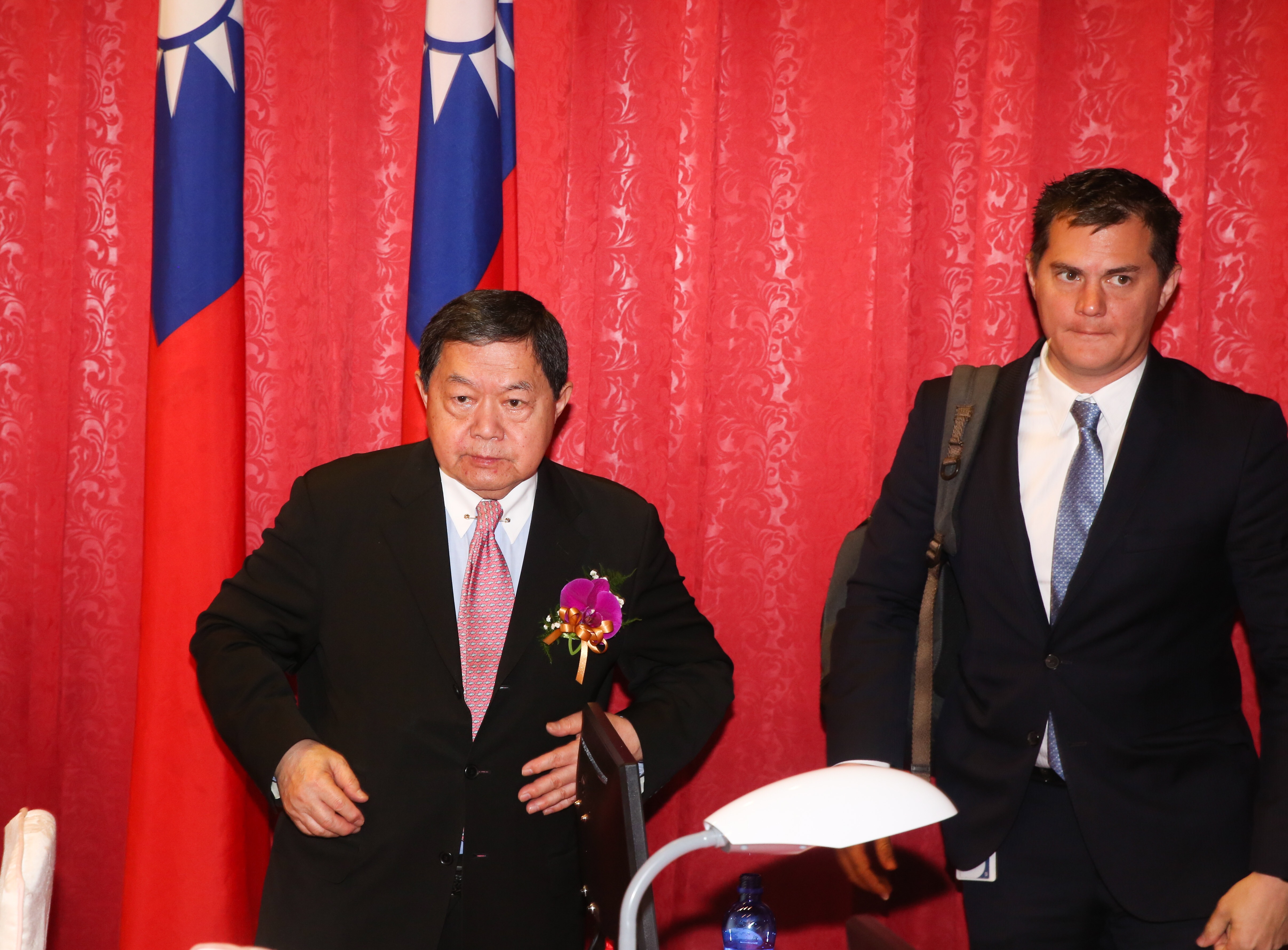 遠傳電信董事長徐旭東（左）親自主持股東會，大讚遠傳是有前途的企業。