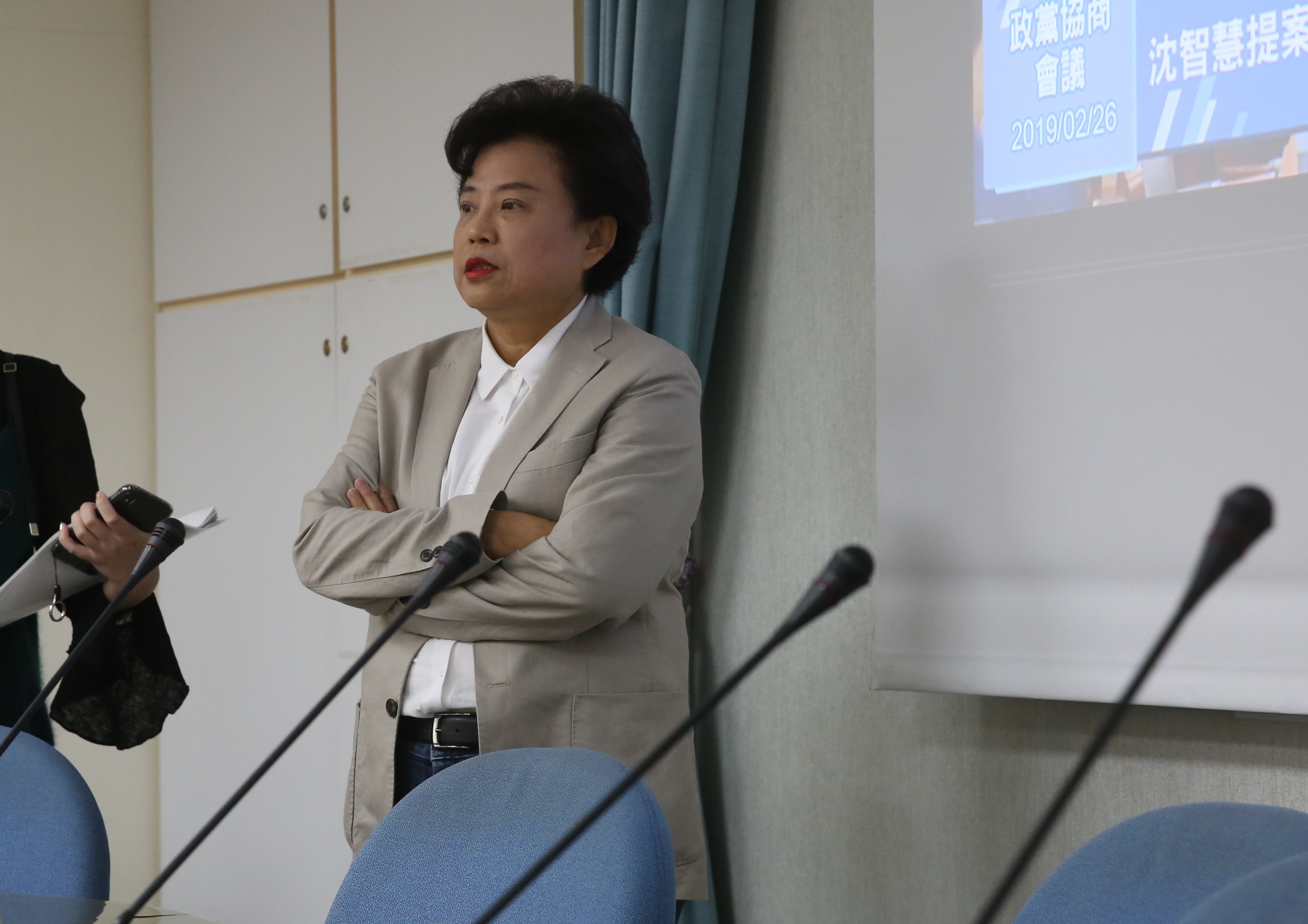 立委沈智慧昨（17）日下午到台中地檢署控告王義川，反駁支持一國兩制的指控。