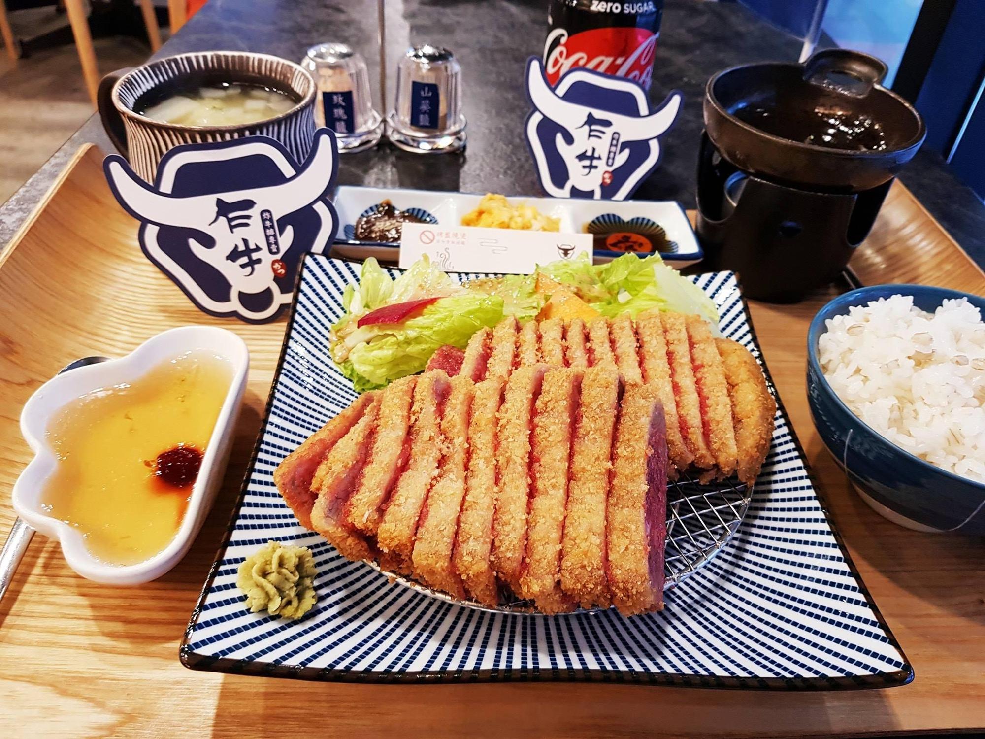 王品集團旗下「乍牛」餐廳2017年成立，專門販售炸牛排飯，全盛時期全台有6家分店。（翻攝自「乍牛 炸牛排專賣」粉專）