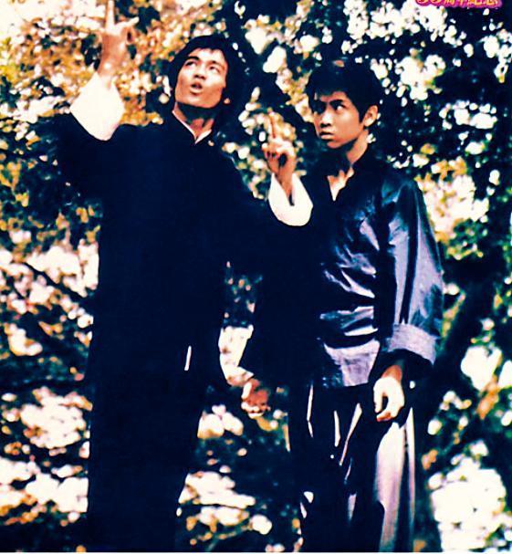 董瑋（右）在電影《龍爭虎鬥》中，向李小龍（左）討教武術精神。 	（翻攝自《龍爭虎鬥》電影）