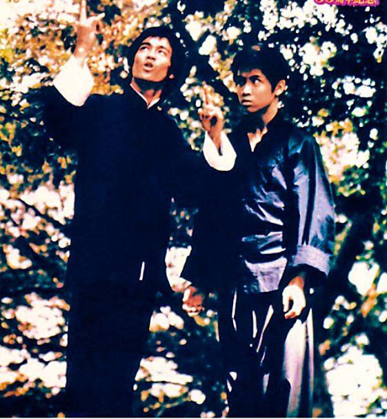 董瑋（右）在電影《龍爭虎鬥》中，向李小龍（左）討教武術精神。 	（翻攝自《龍爭虎鬥》電影）