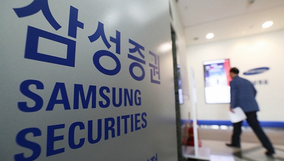 韓國政府開始規劃接軌IFRS 17的計畫時,三星人壽股價竟從136,500韓元大跌到80,500韓元。(翻攝自連線家)