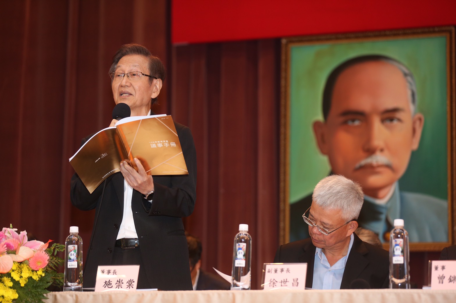 針對去年獲利創下與和碩分家以來新低，華碩董事長施崇棠強調，進化精進才是身處逆境唯一的生存之道。