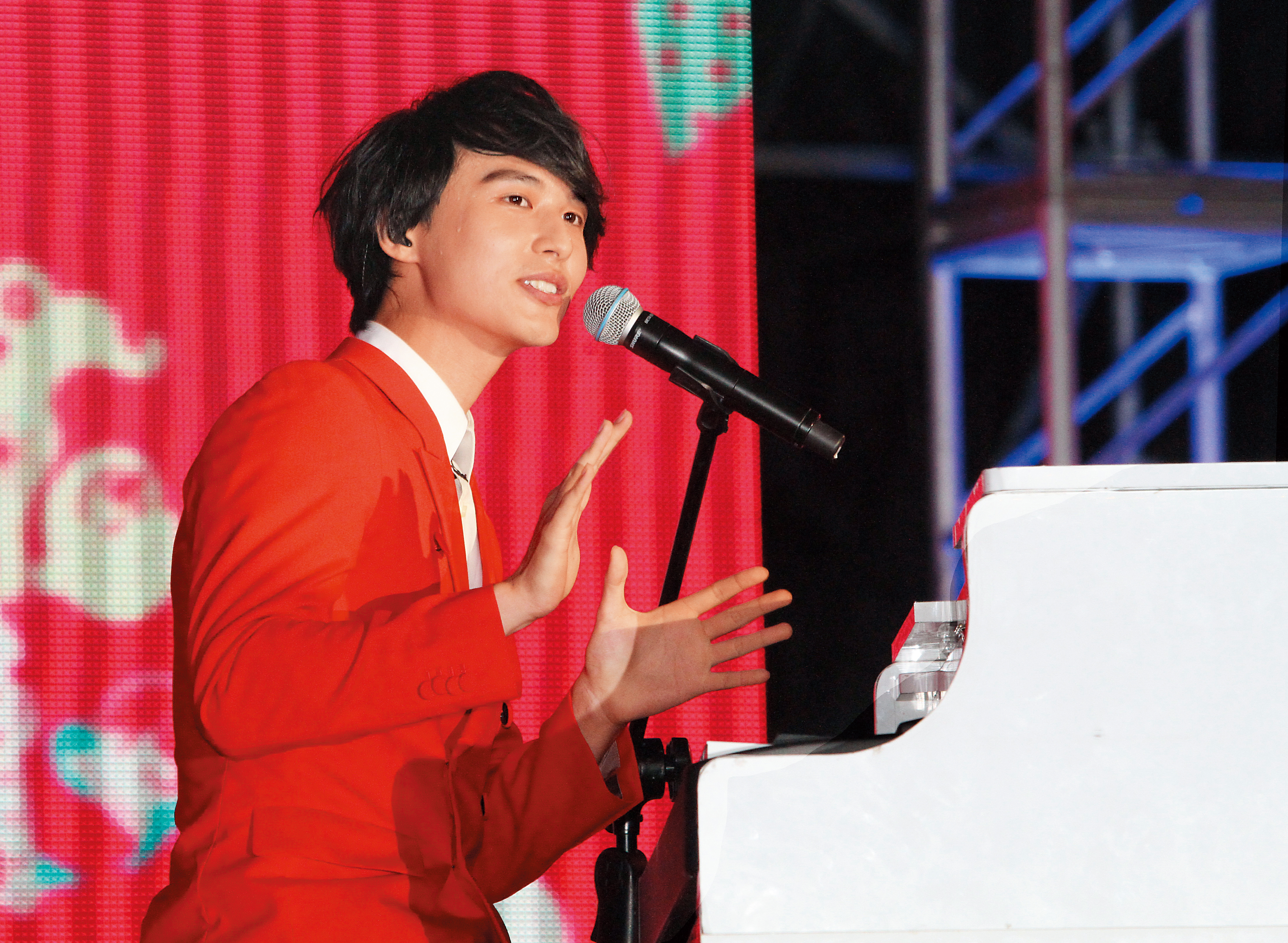 嚴爵從小隨家人移居美國，11歲接觸爵士樂並開始創作，之後返台發展，情歌王子的形象深植人心。（東方IC）