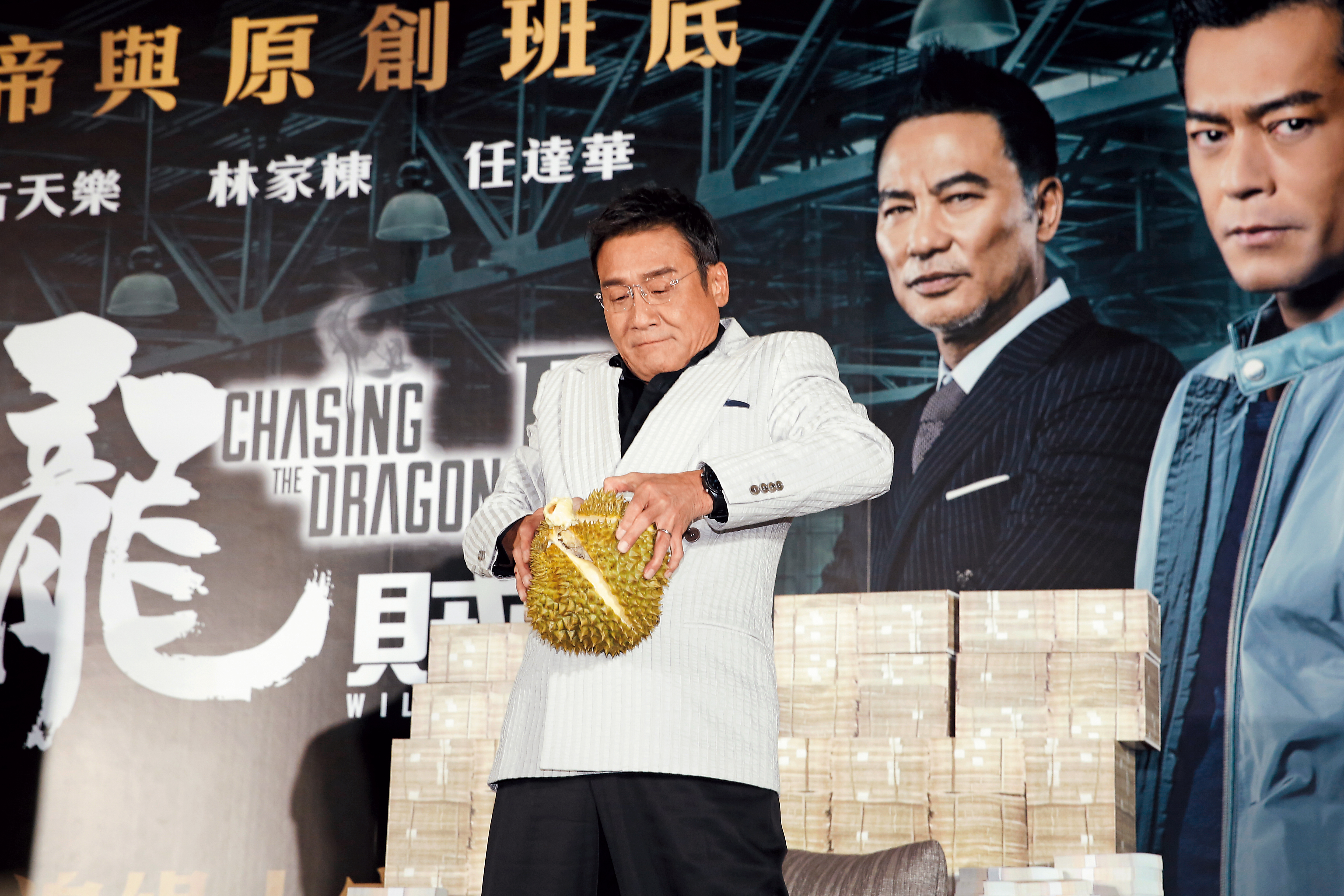 徒手做出剖榴槤的模樣，梁家輝的氣場堪比雷洪的「爆橘拳」。