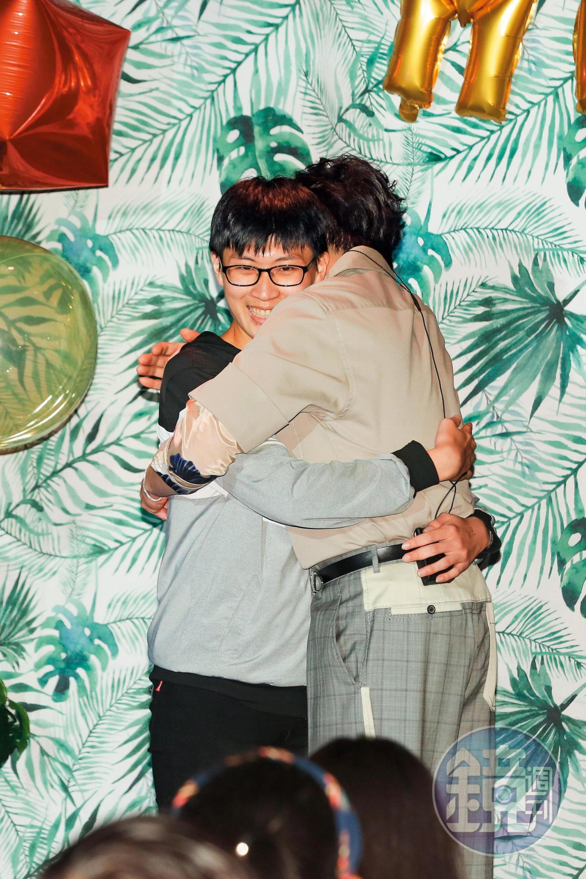 雖然已有固定男伴，謝佳見（右）在生日會上收到男性粉絲求婚，依舊給了「好人卡」式的抱抱。