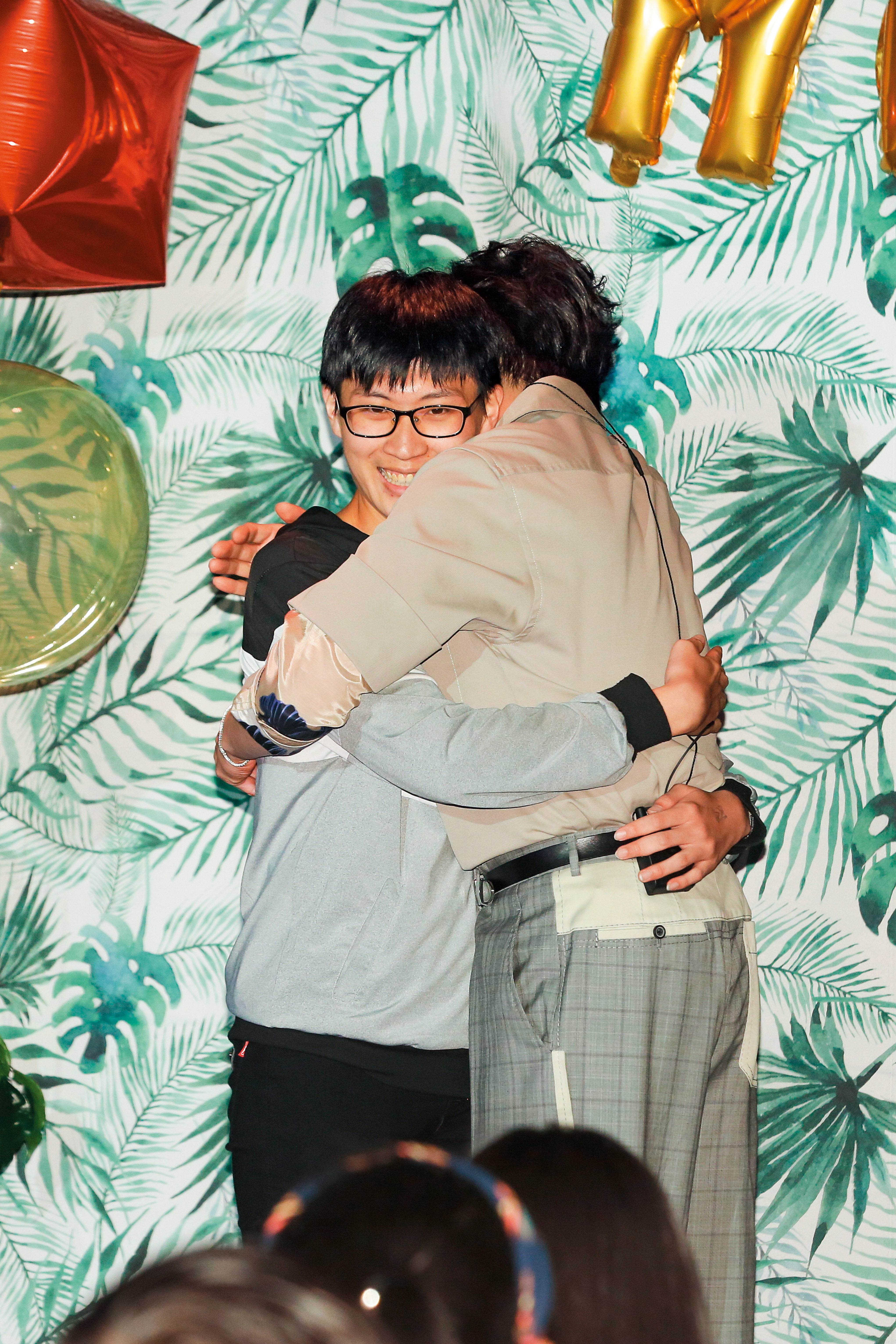 雖然已有固定男伴，謝佳見（右）在生日會上收到男性粉絲求婚，依舊給了「好人卡」式的抱抱。