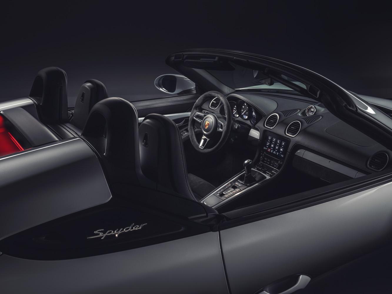 718 Spyder敞篷車頂適合日常駕駛，輕量化敞篷車頂在簡單幾項步驟就能收折至行李箱蓋下方。