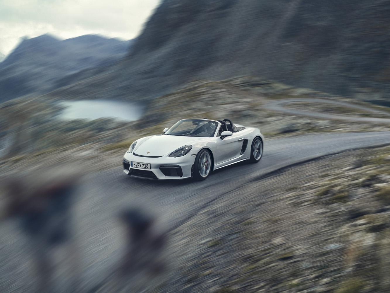 全新 718 Spyder 是強調駕馭樂趣的純種跑車，專為征服各種彎道而打造；首次搭載的高性能 GT 底盤，其優異的過彎動態創造令人激昂的駕馭體驗。