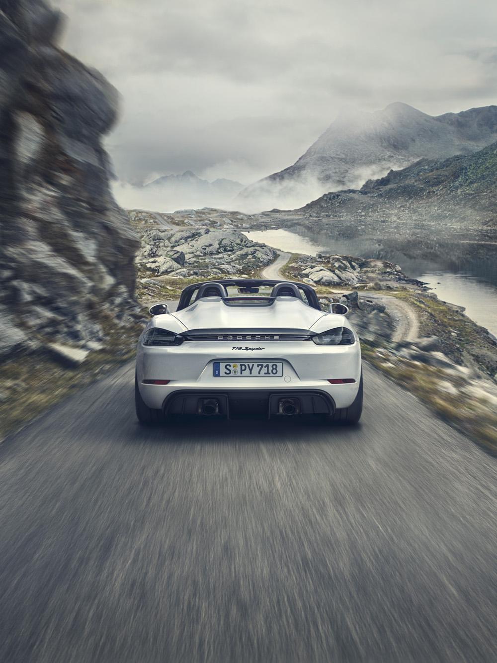 兩款手排跑車極速皆超越 300 km/h 大關：718 Spyder 來到 301 km/h，而718 Cayman GT4 則上看 304 km/h。