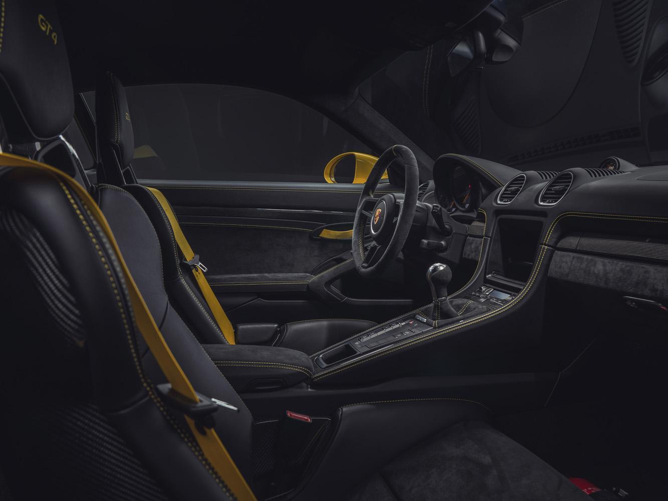 718 Cayman GT4 另可選配 Clubsport 套件，內含鋼製後防滾架、手持滅火器與駕駛座六點式安全帶。