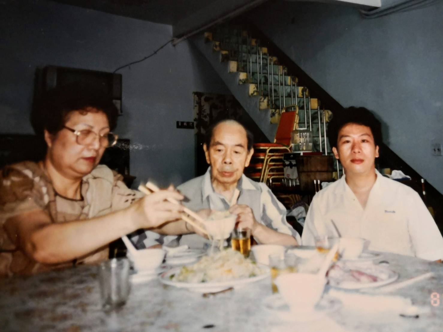 吳宗賢（右）是家中么子，和強人父親吳金傳（中）的互動最多，母親（左）則是家庭主婦。（東和食品提供）