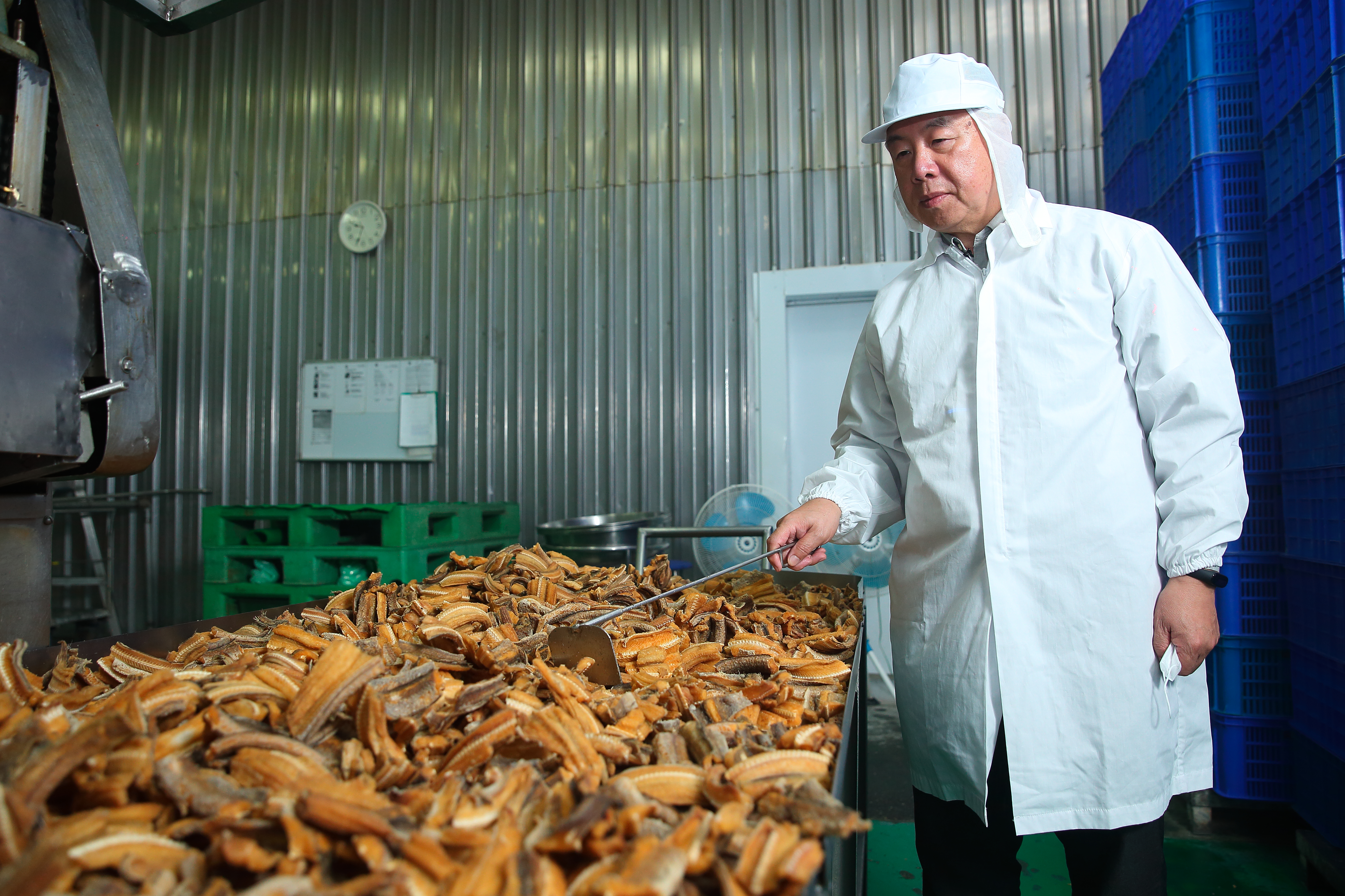 因農產加工有空窗期，吳天賜帶領公司轉型做水產加工。