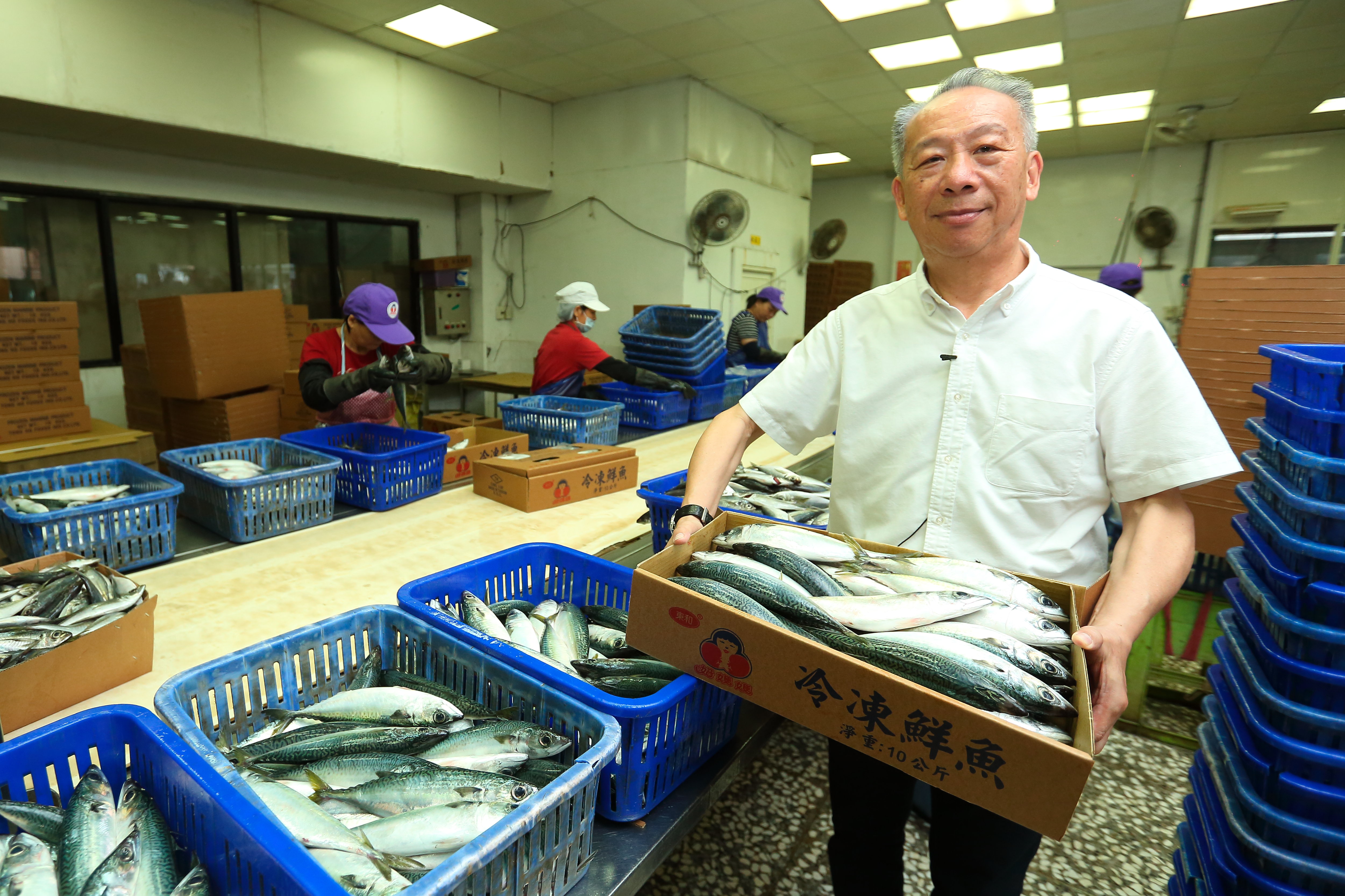 吳宗賢從魚眼、魚皮一眼就能辨別是否新鮮，從源頭確保品質。