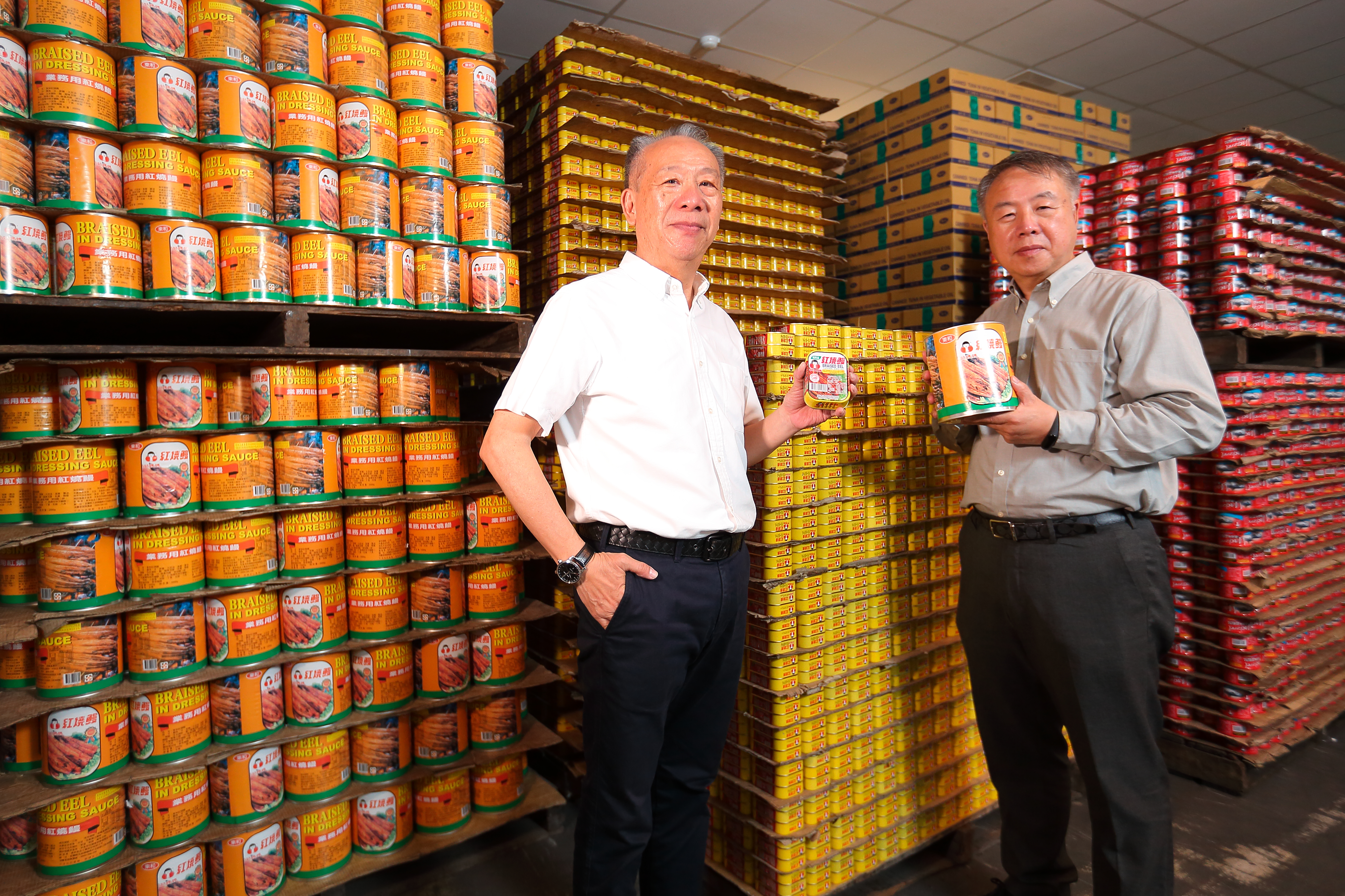 推廣「好媽媽」內銷罐頭品牌過成，一度讓吳天賜（右）與吳宗賢（左）吃足苦頭。