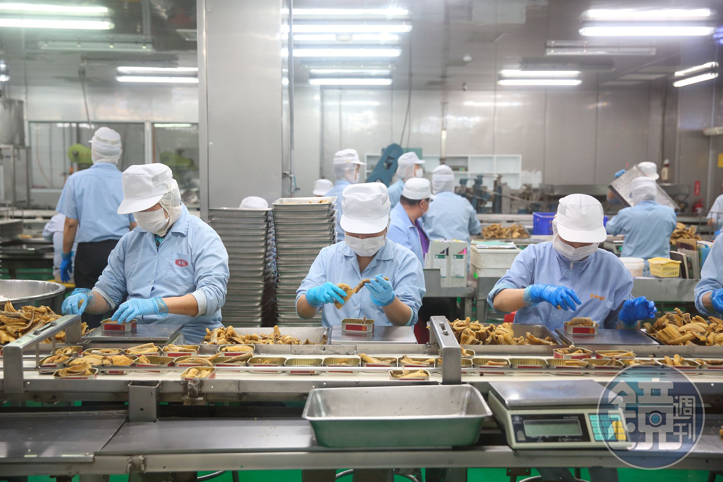 傳統鰻魚罐頭多採酥炸、泡料二次加工，好媽媽將食材直接裝罐，再用機器添料殺菌，肉質較柔軟。