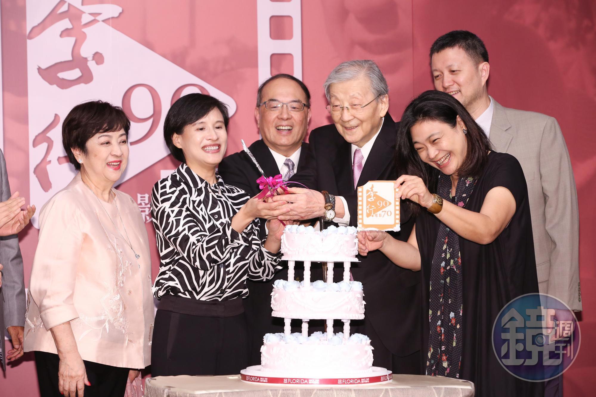 國家電影中心為李行提前切蛋糕祝賀90大壽,他也許下「祝大家平安健康快樂」心願,期望自己繼續為電影擔任義工。