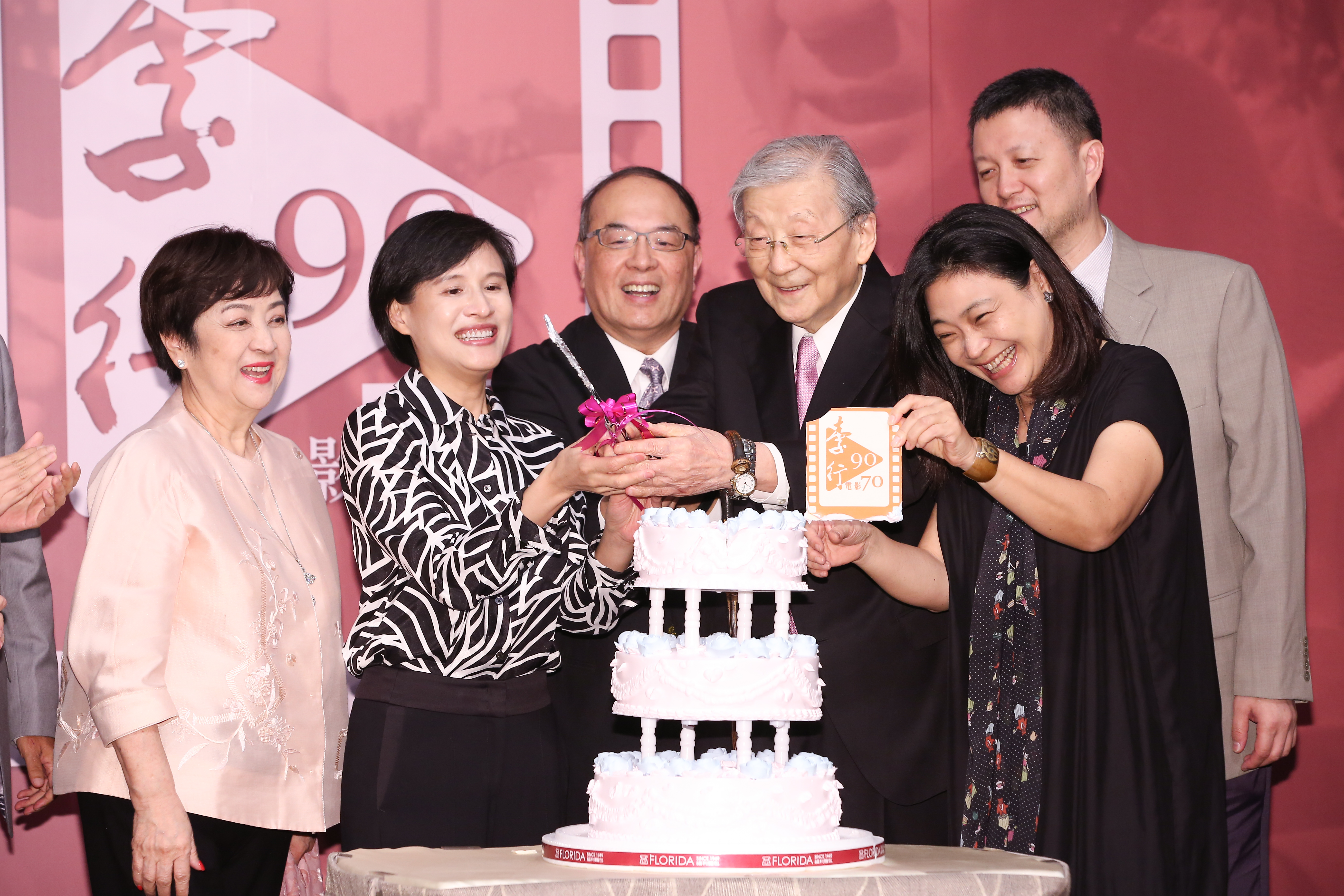 國家電影中心為李行提前切蛋糕祝賀90大壽，他也許下「祝大家平安健康快樂」心願，期望自己繼續為電影擔任義工。