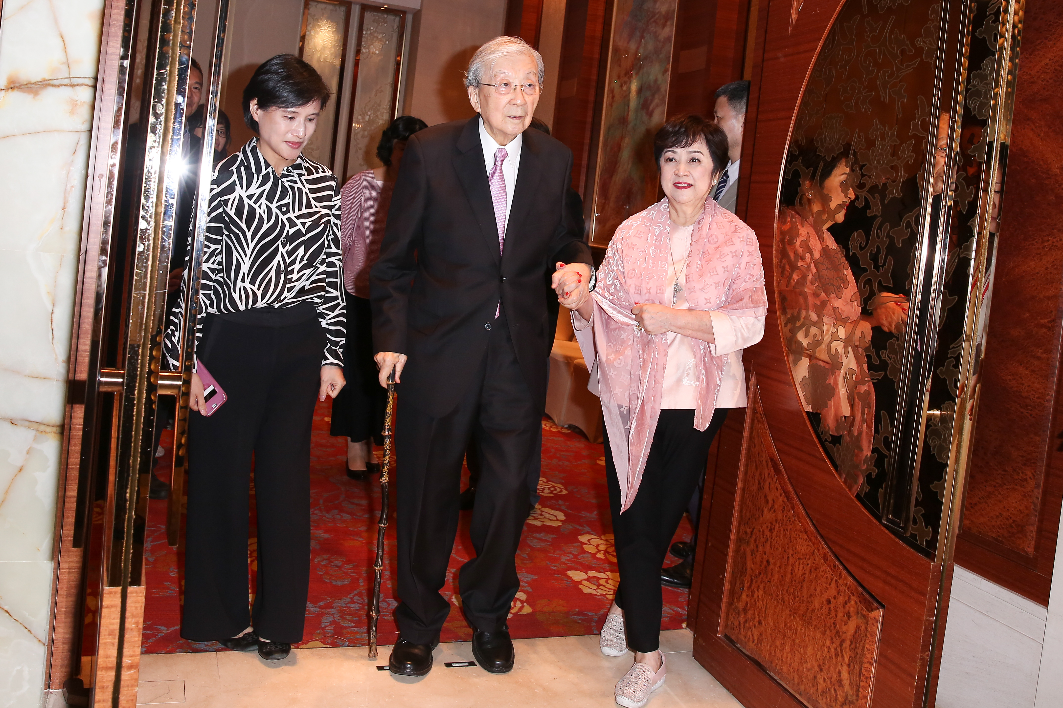 李行高齡90歲，精神仍十分健旺，只是雙腿較無力，他由文化部長鄭麗君與子弟甄珍一起攙扶進場。